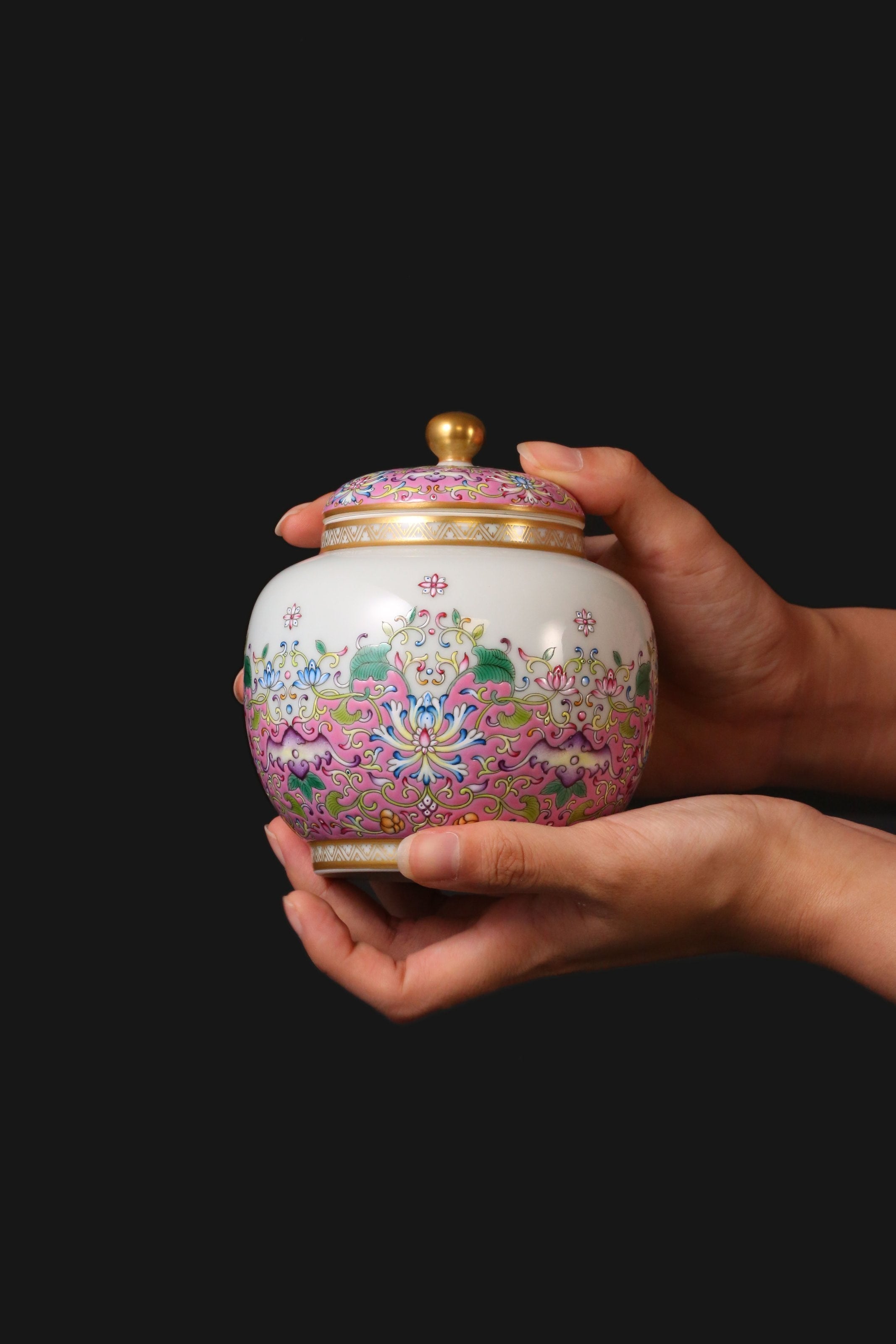 The Dayazhai "Furui" Tea Jar with Scrolling Baoxiang Flower Motif