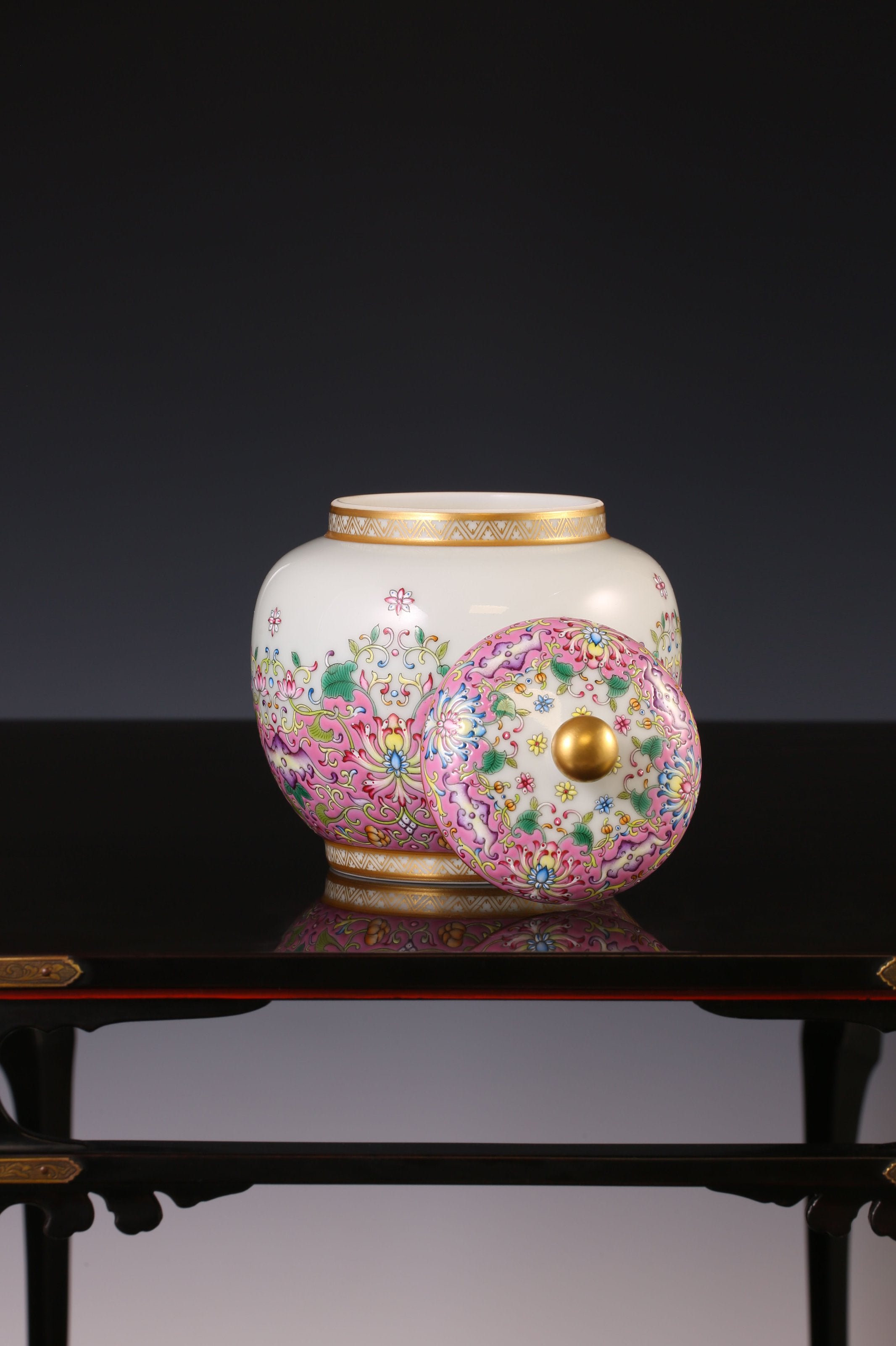 The Dayazhai "Furui" Tea Jar with Scrolling Baoxiang Flower Motif