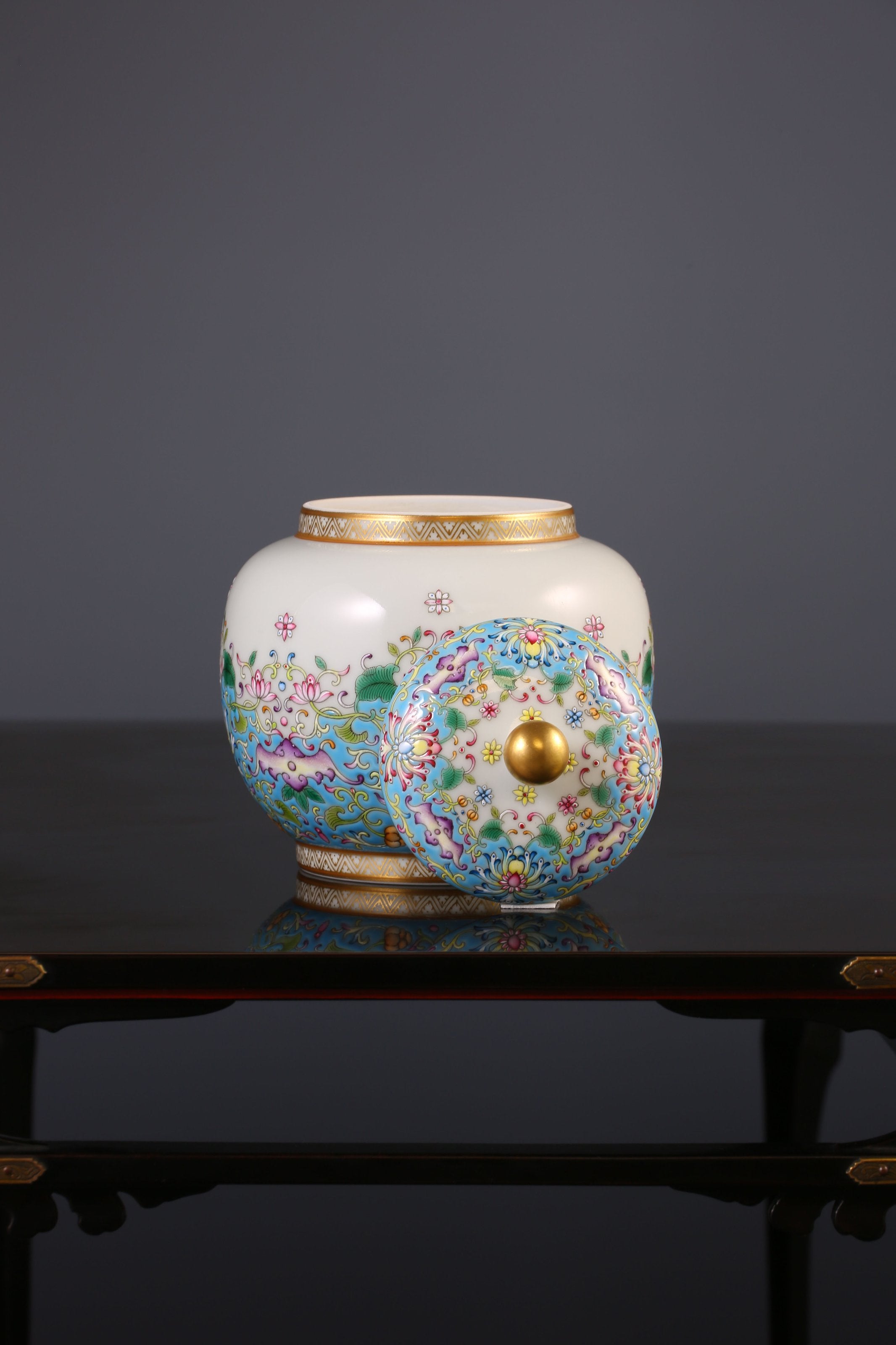 The Dayazhai "Furui" Tea Jar with Scrolling Baoxiang Flower Motif