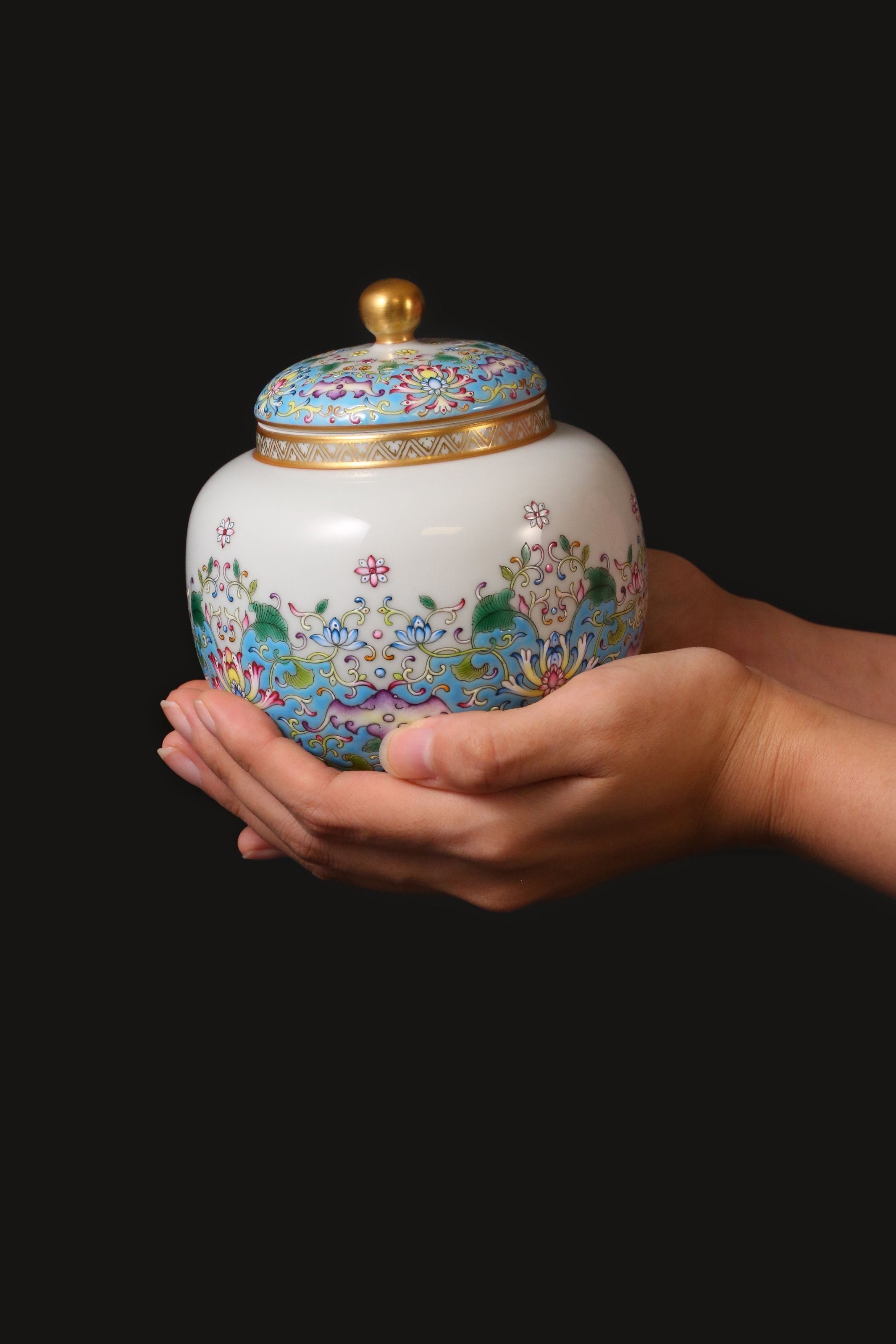 The Dayazhai "Furui" Tea Jar with Scrolling Baoxiang Flower Motif