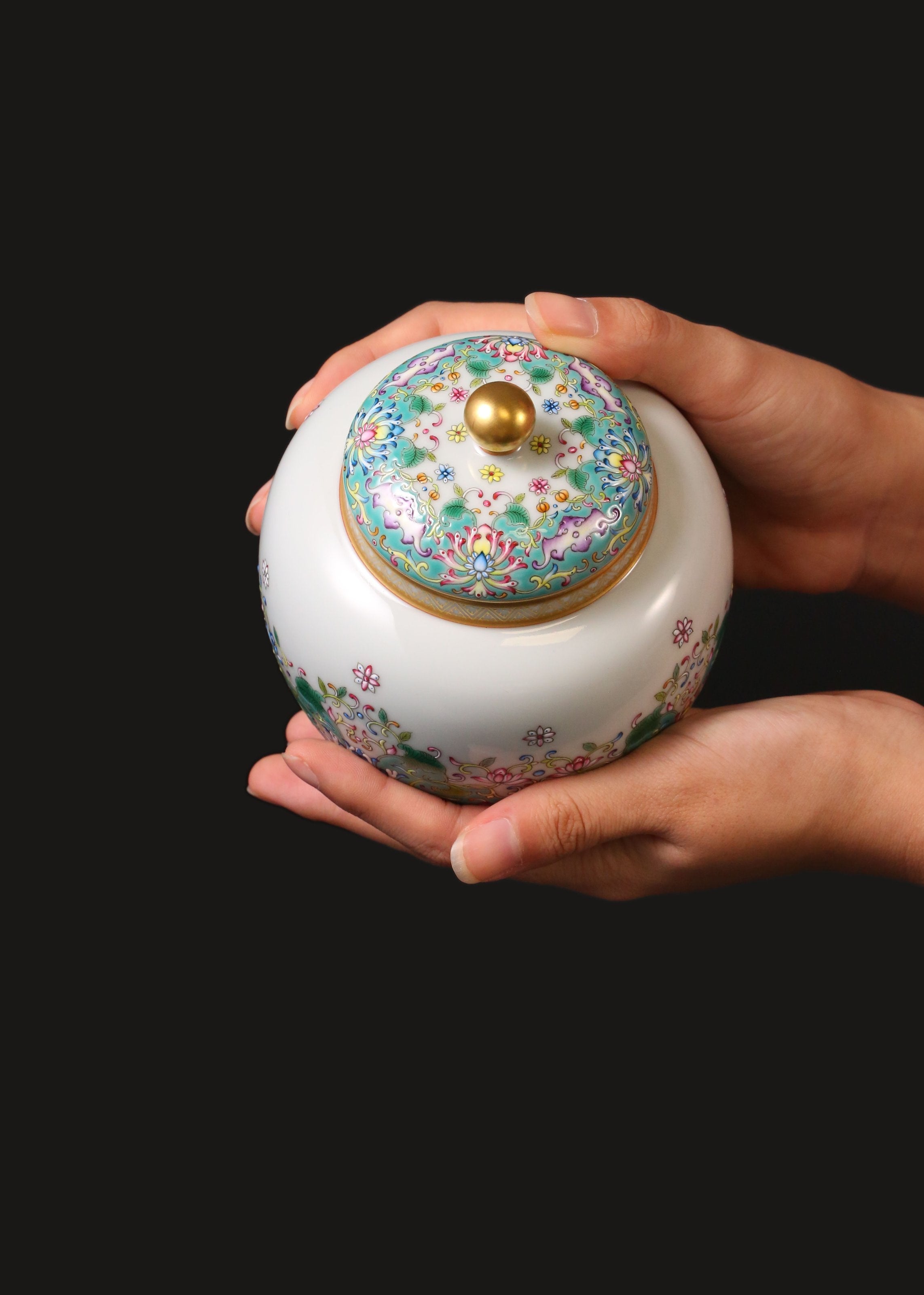 The Dayazhai "Furui" Tea Jar with Scrolling Baoxiang Flower Motif