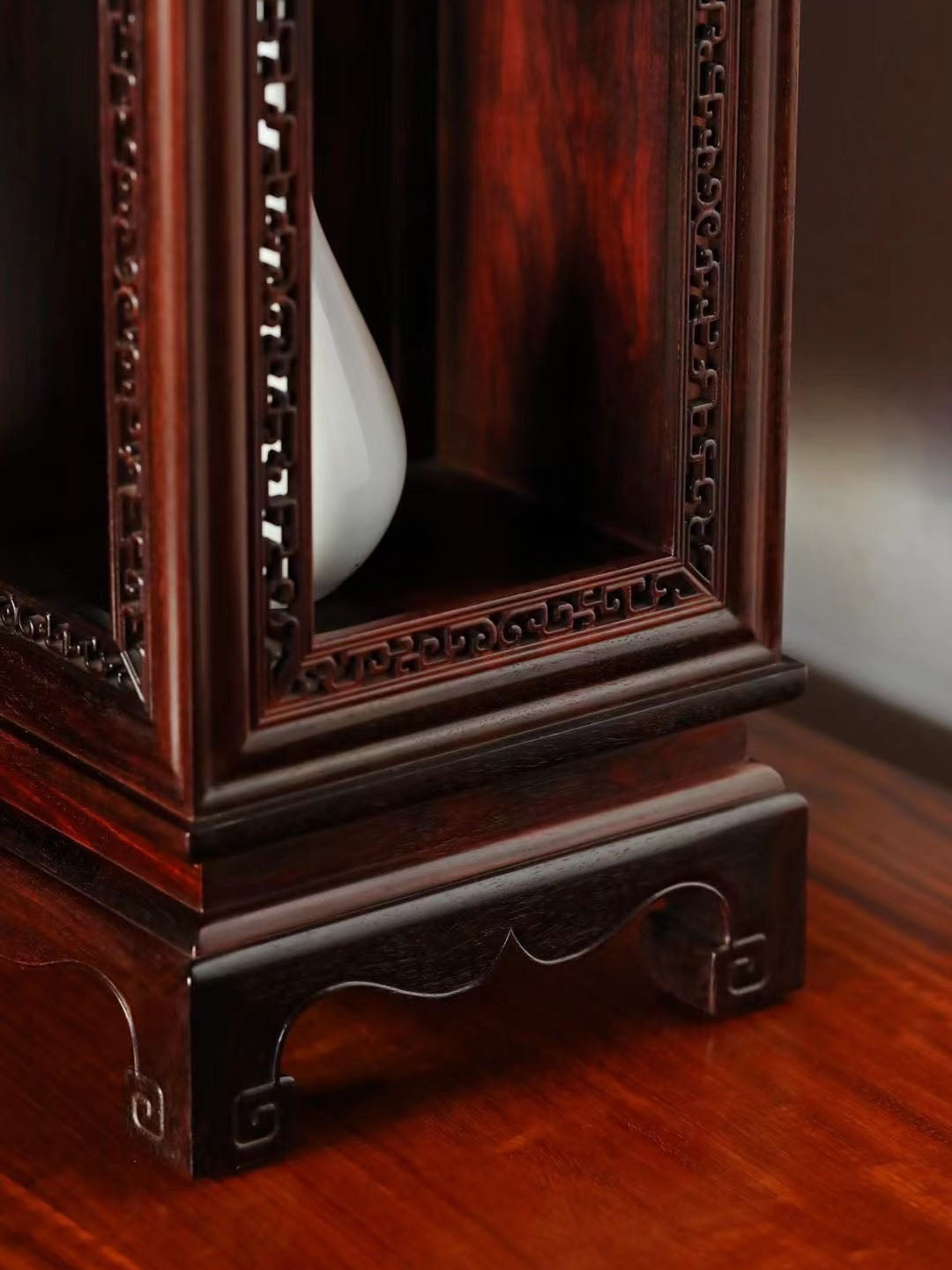 Small-leaf sandalwood multi-treasure tea stand