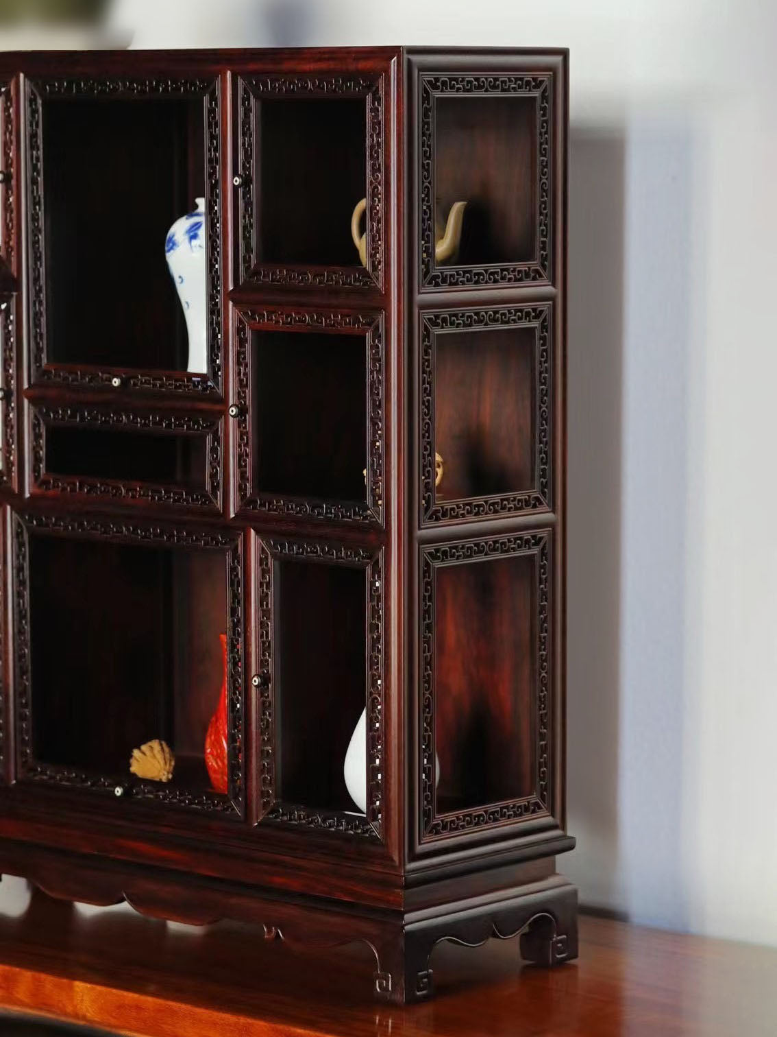 Small-leaf sandalwood multi-treasure tea stand