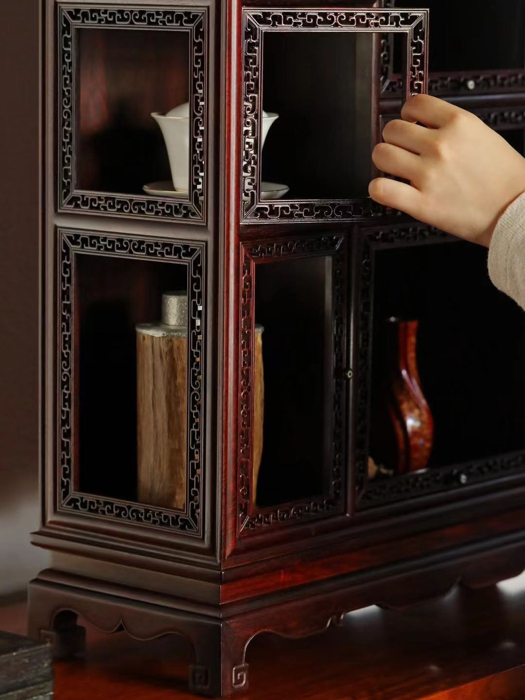 Small-leaf sandalwood multi-treasure tea stand