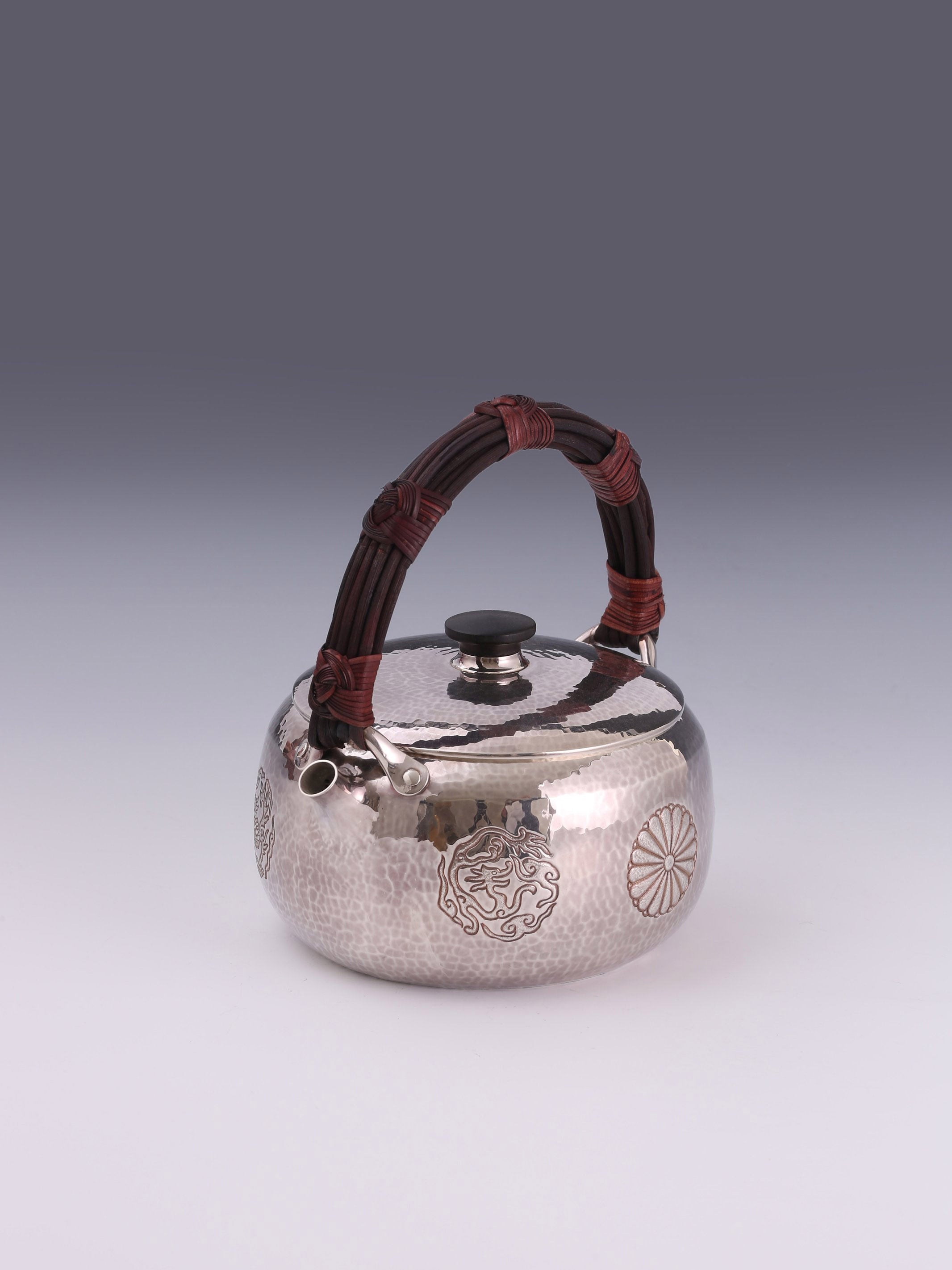 Chrysanthemum-patterned dragon-shaped silver ewer