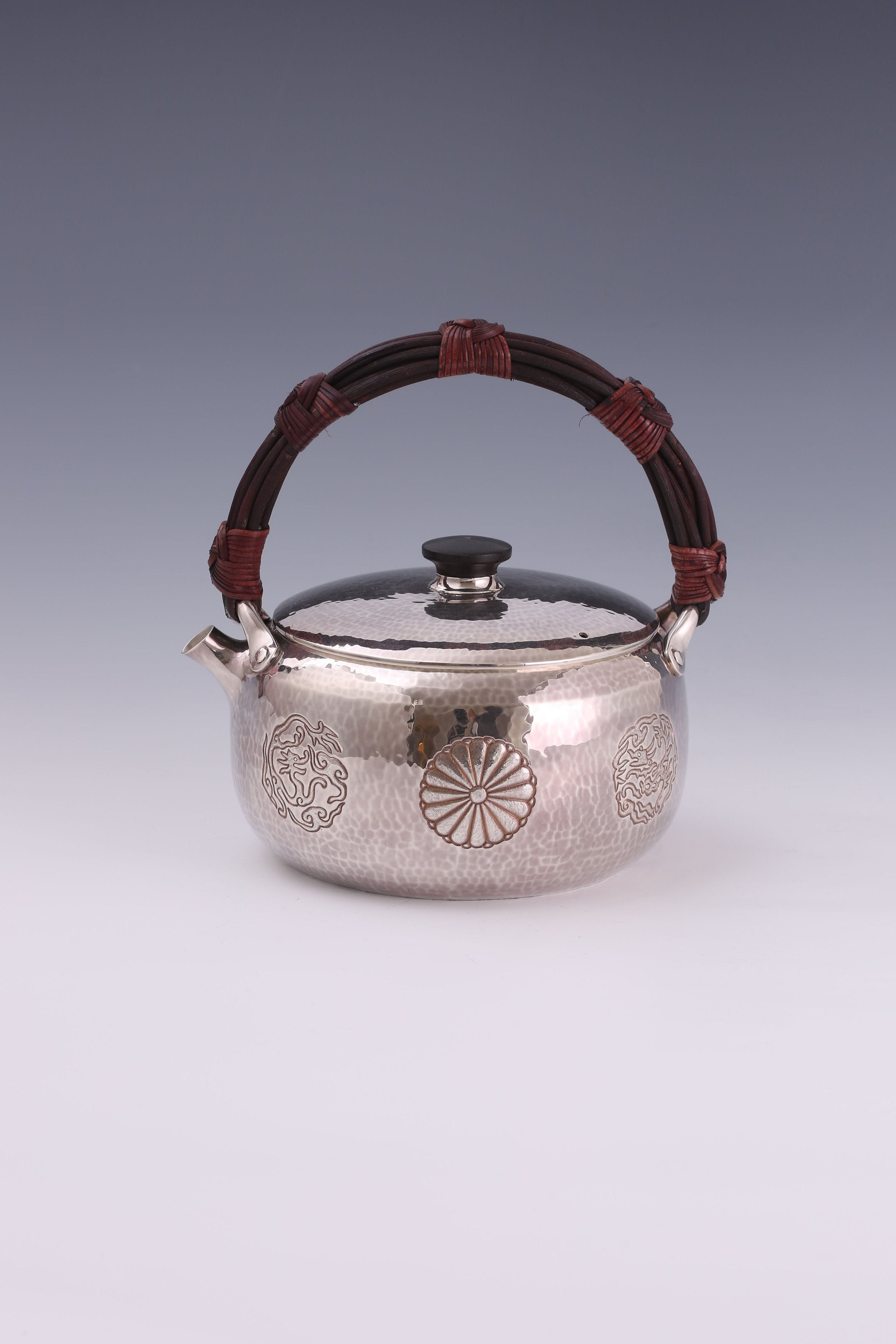 Chrysanthemum-patterned dragon-shaped silver ewer