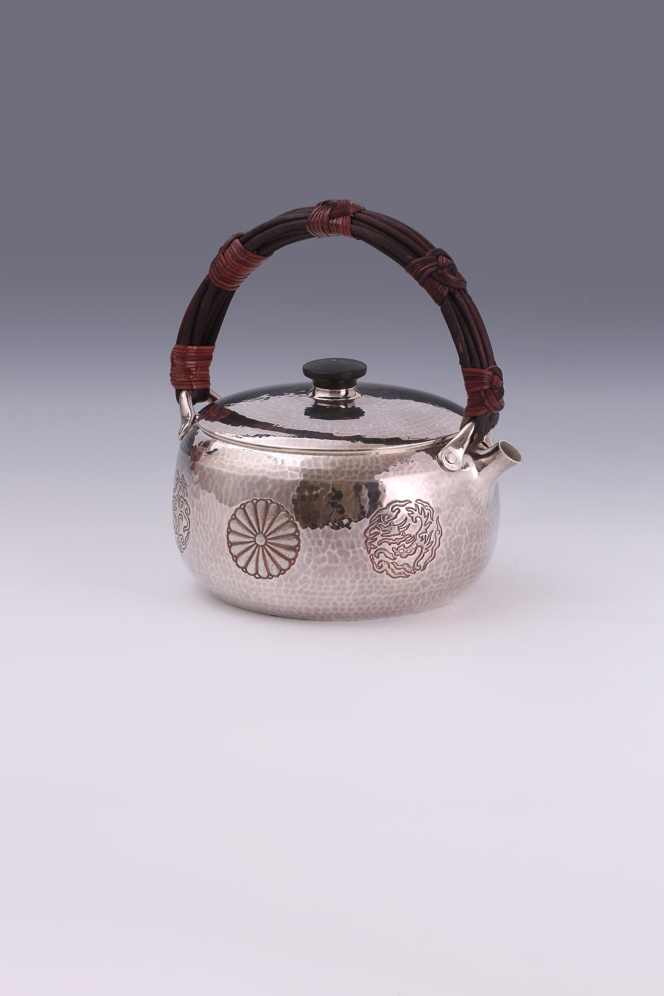 Chrysanthemum-patterned dragon-shaped silver ewer