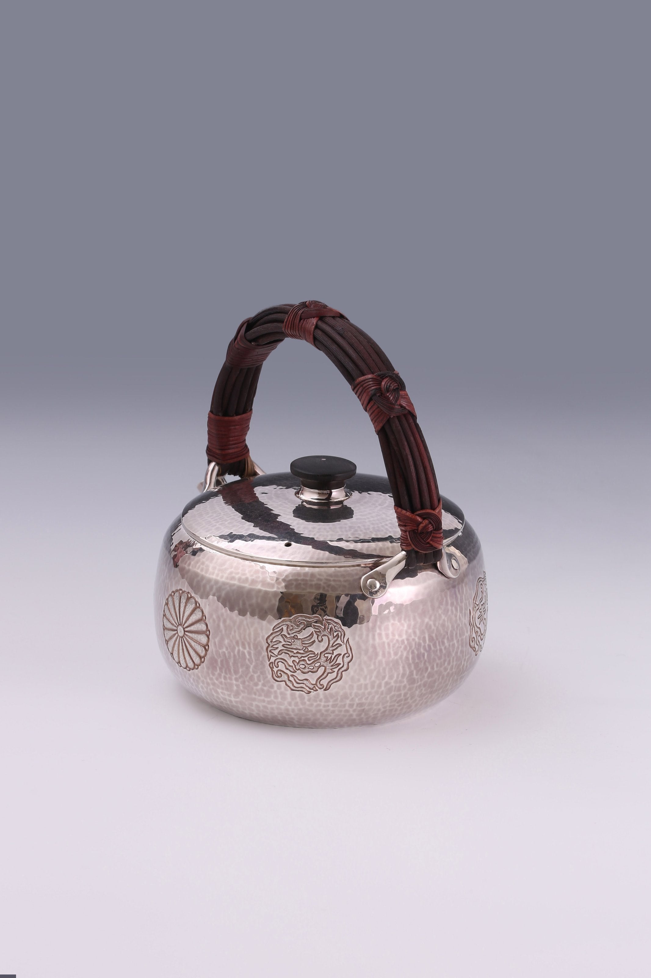 Chrysanthemum-patterned dragon-shaped silver ewer