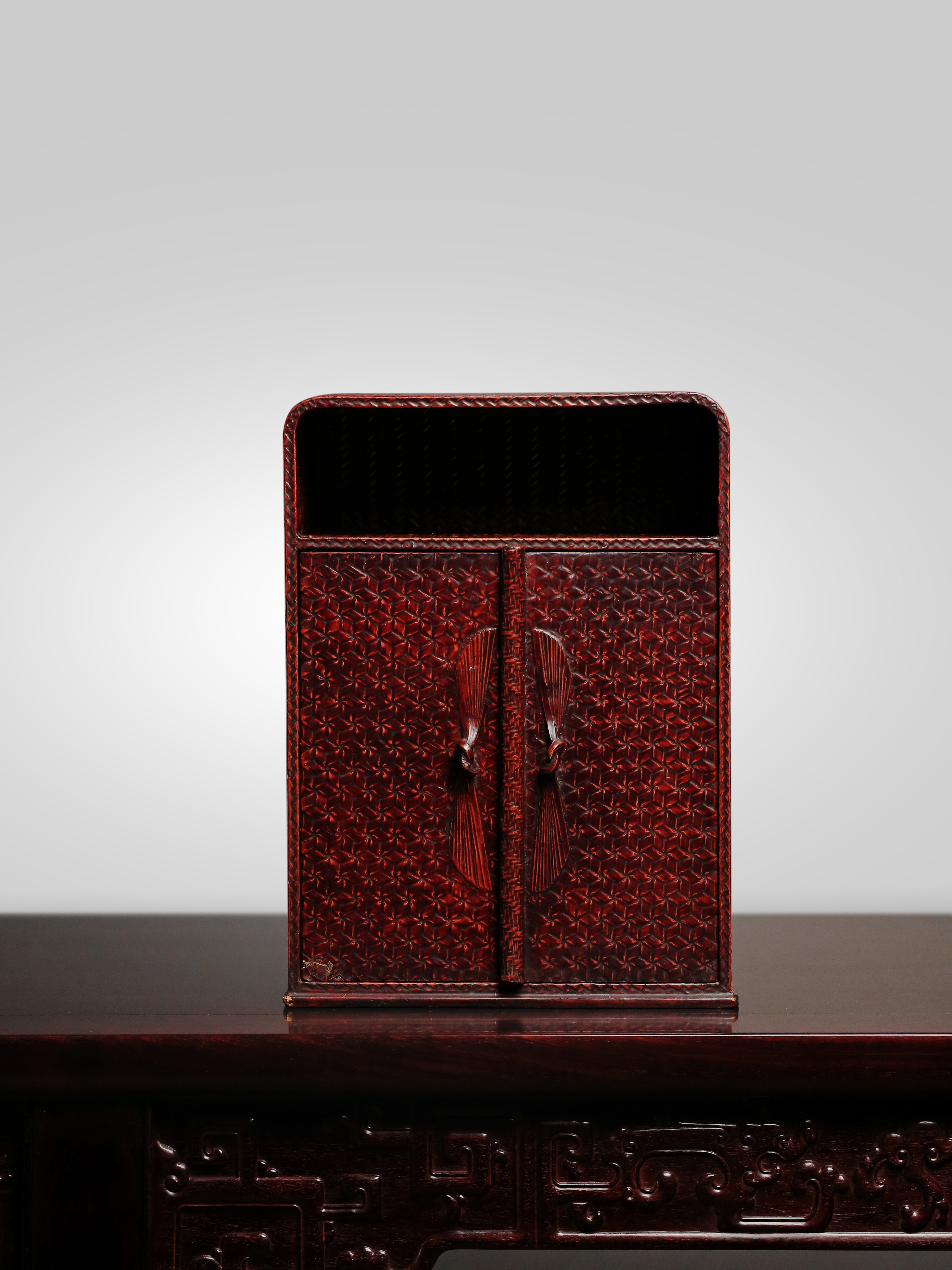 Red lacquered table cabinet