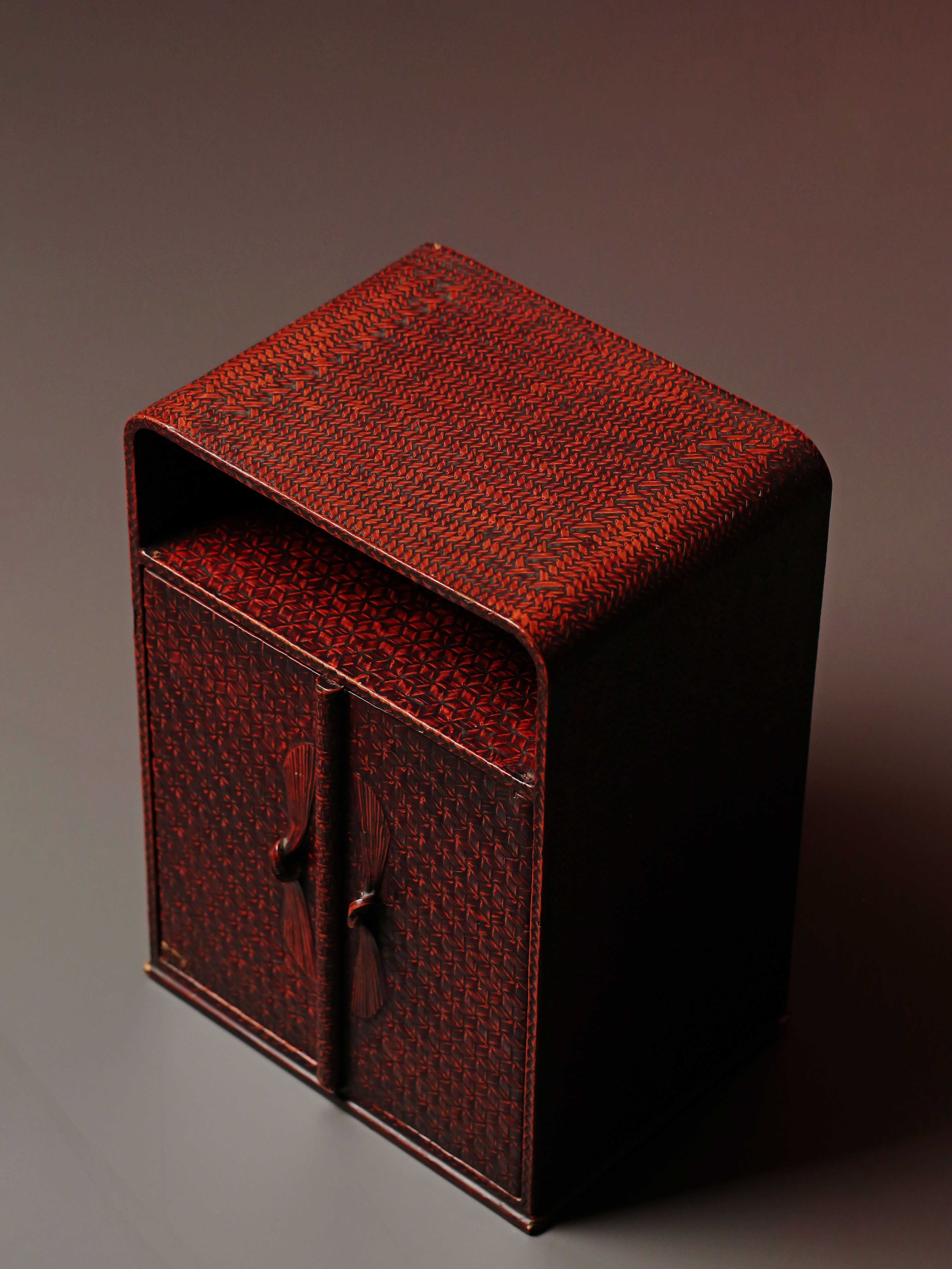 Red lacquered table cabinet