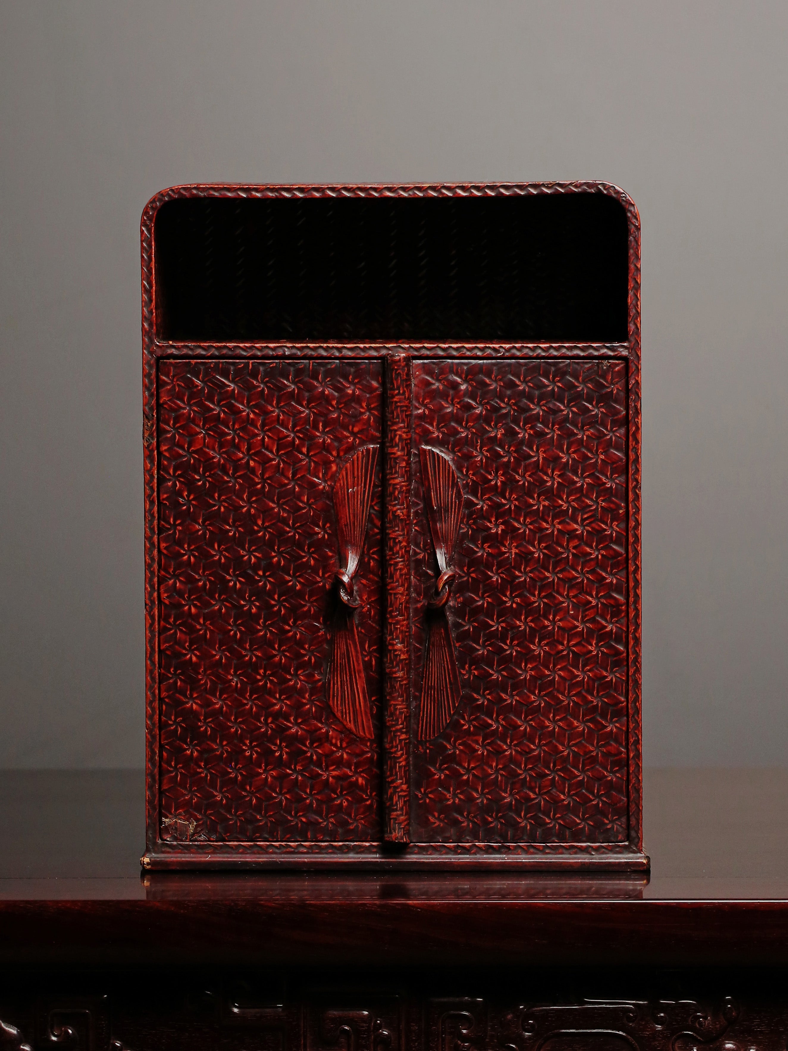 Red lacquered table cabinet