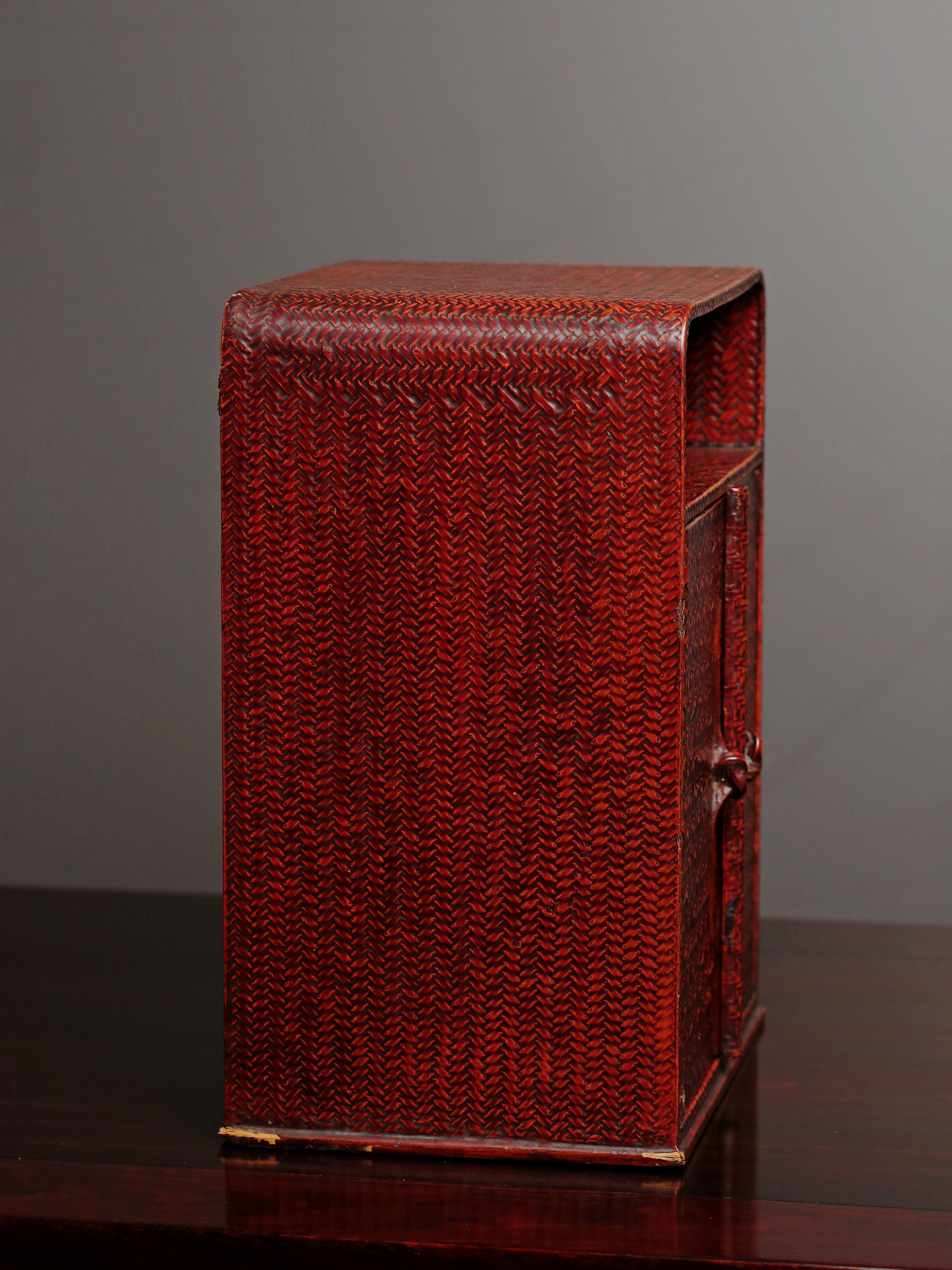 Red lacquered table cabinet
