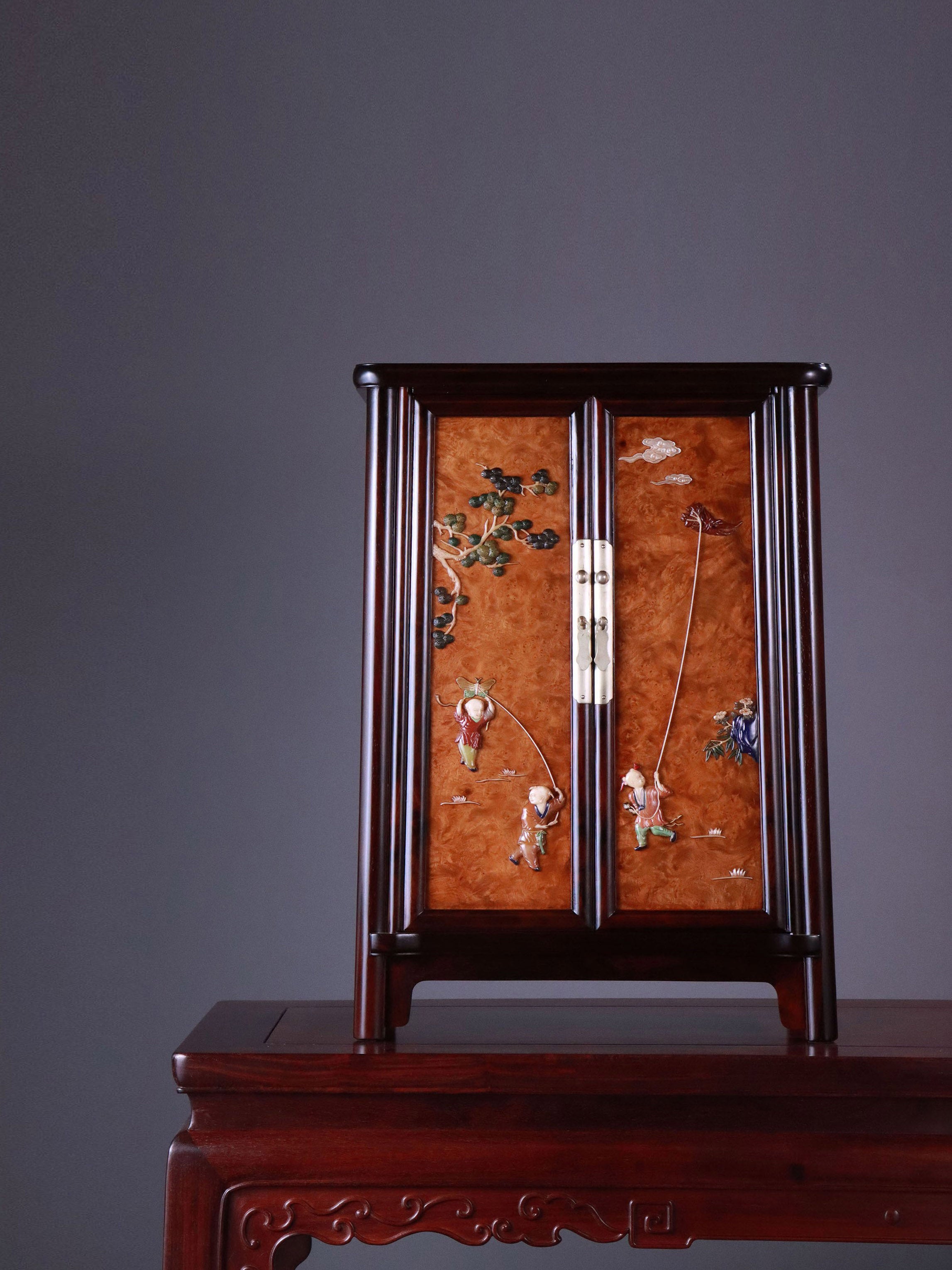 Rosewood inlaid with burl wood and other precious materials, rounded corner sideboard for tea.