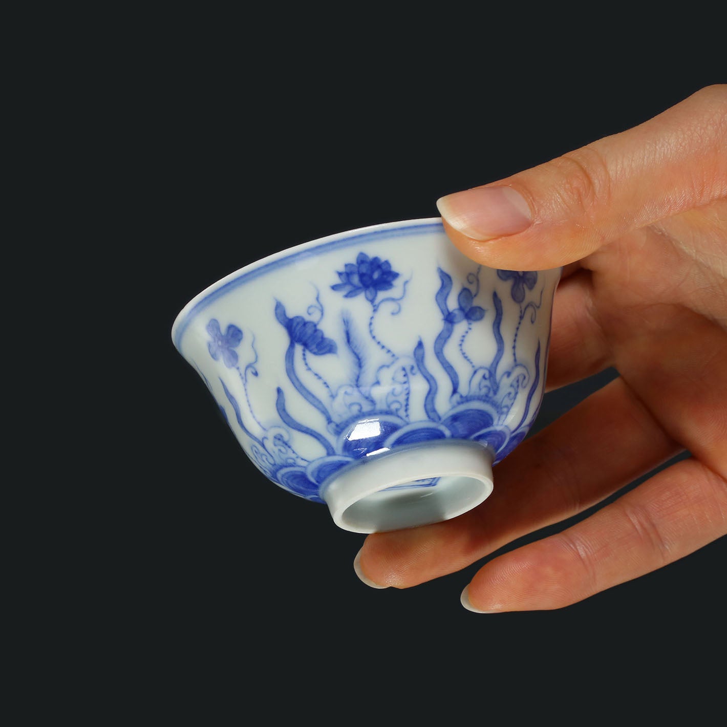 Bell-shaped cup with floral and algae design / Blue and white lotus cup