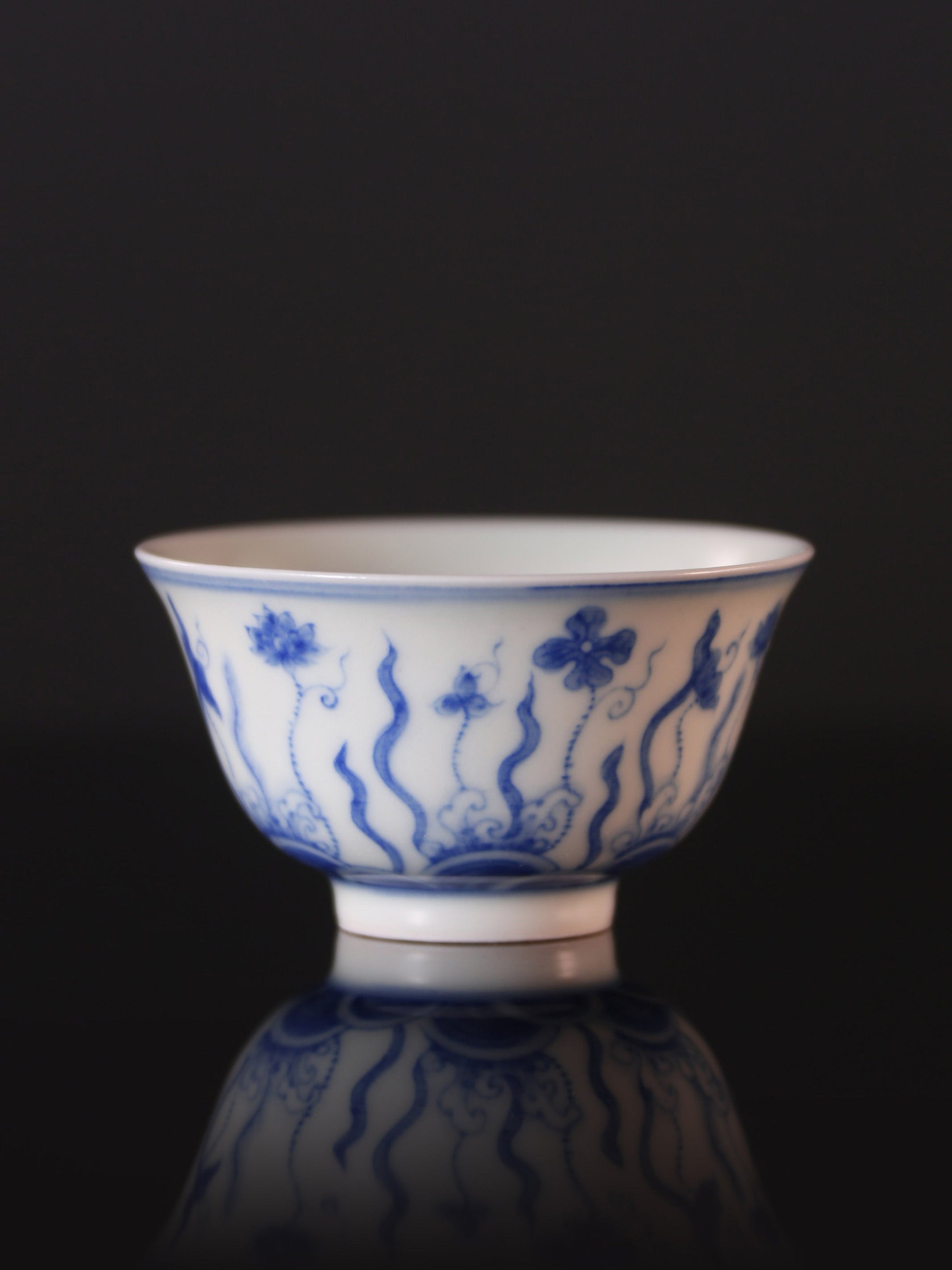 Bell-shaped cup with floral and algae design / Blue and white lotus cup