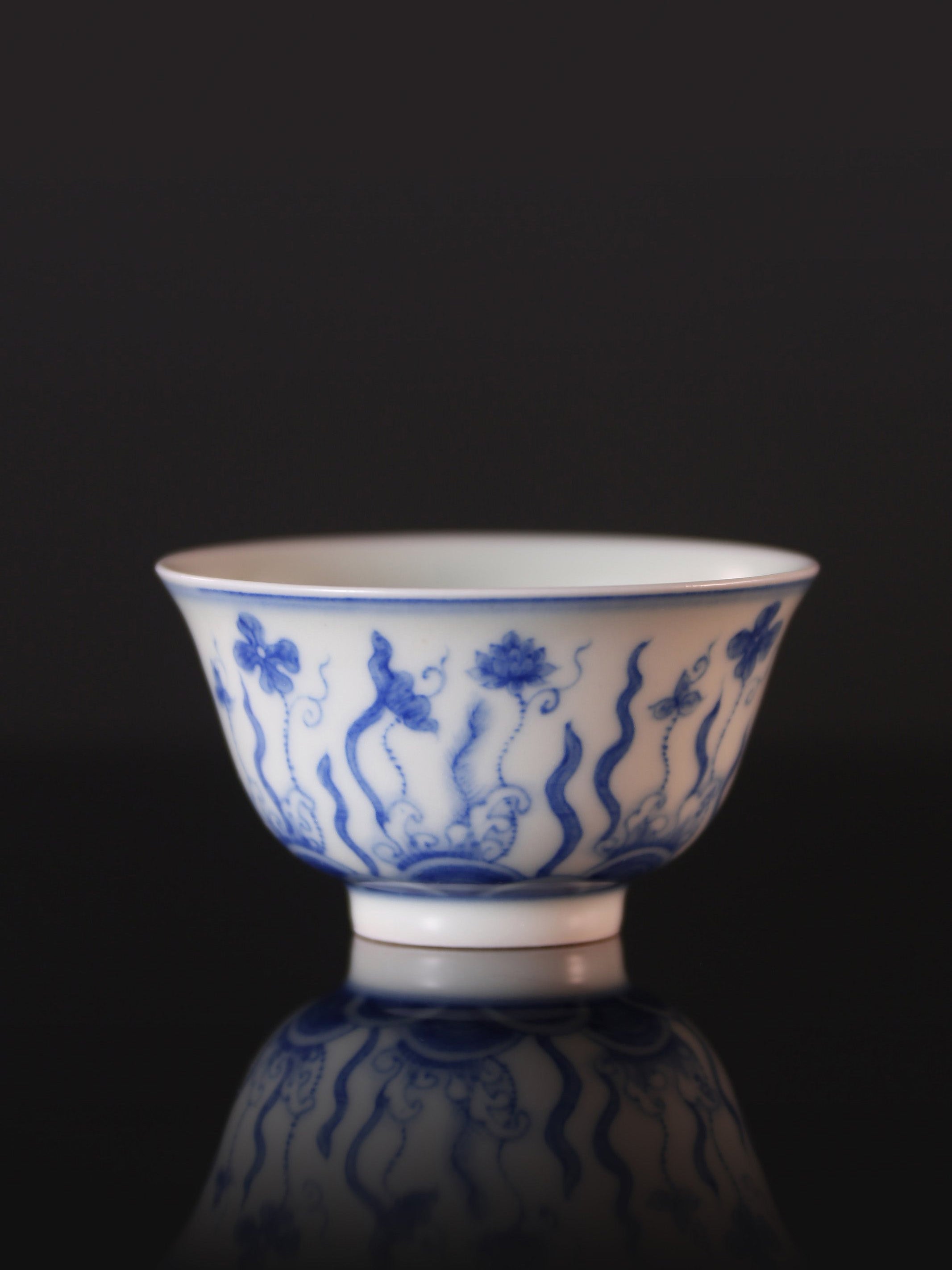Bell-shaped cup with floral and algae design / Blue and white lotus cup