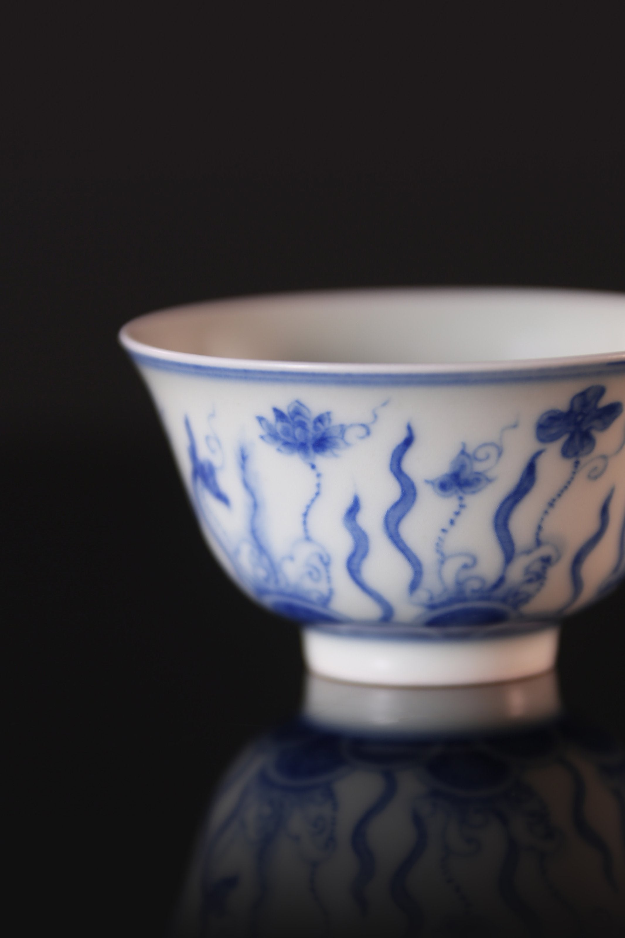 Bell-shaped cup with floral and algae design / Blue and white lotus cup