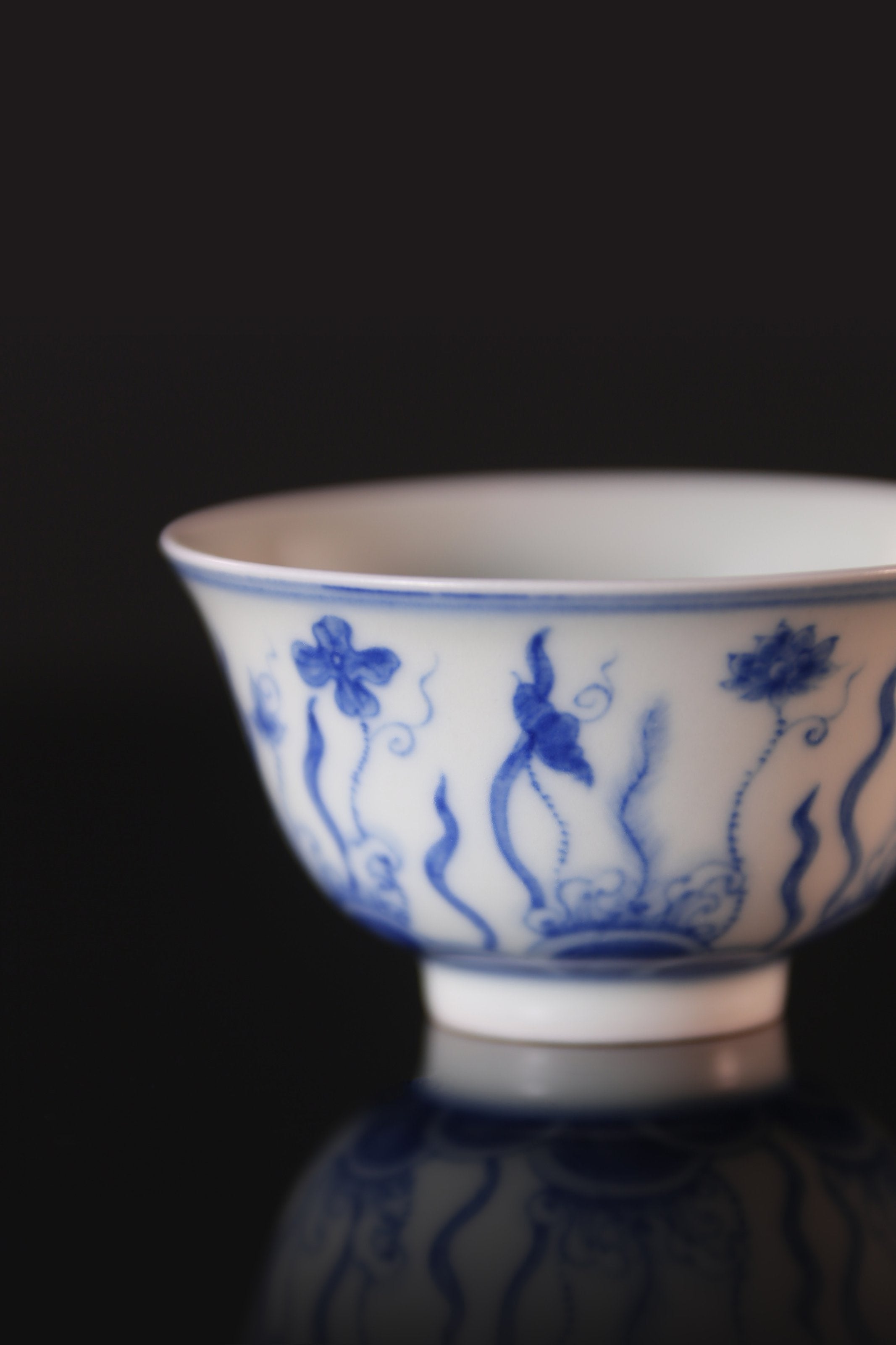 Bell-shaped cup with floral and algae design / Blue and white lotus cup