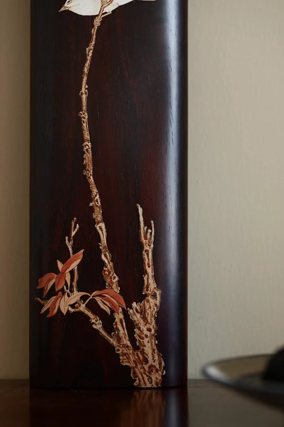 Flowers and birds, leisurely mood, small-leaf sandalwood