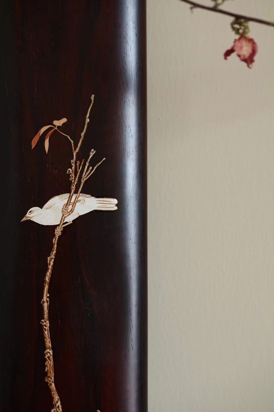 Flowers and birds, leisurely mood, small-leaf sandalwood