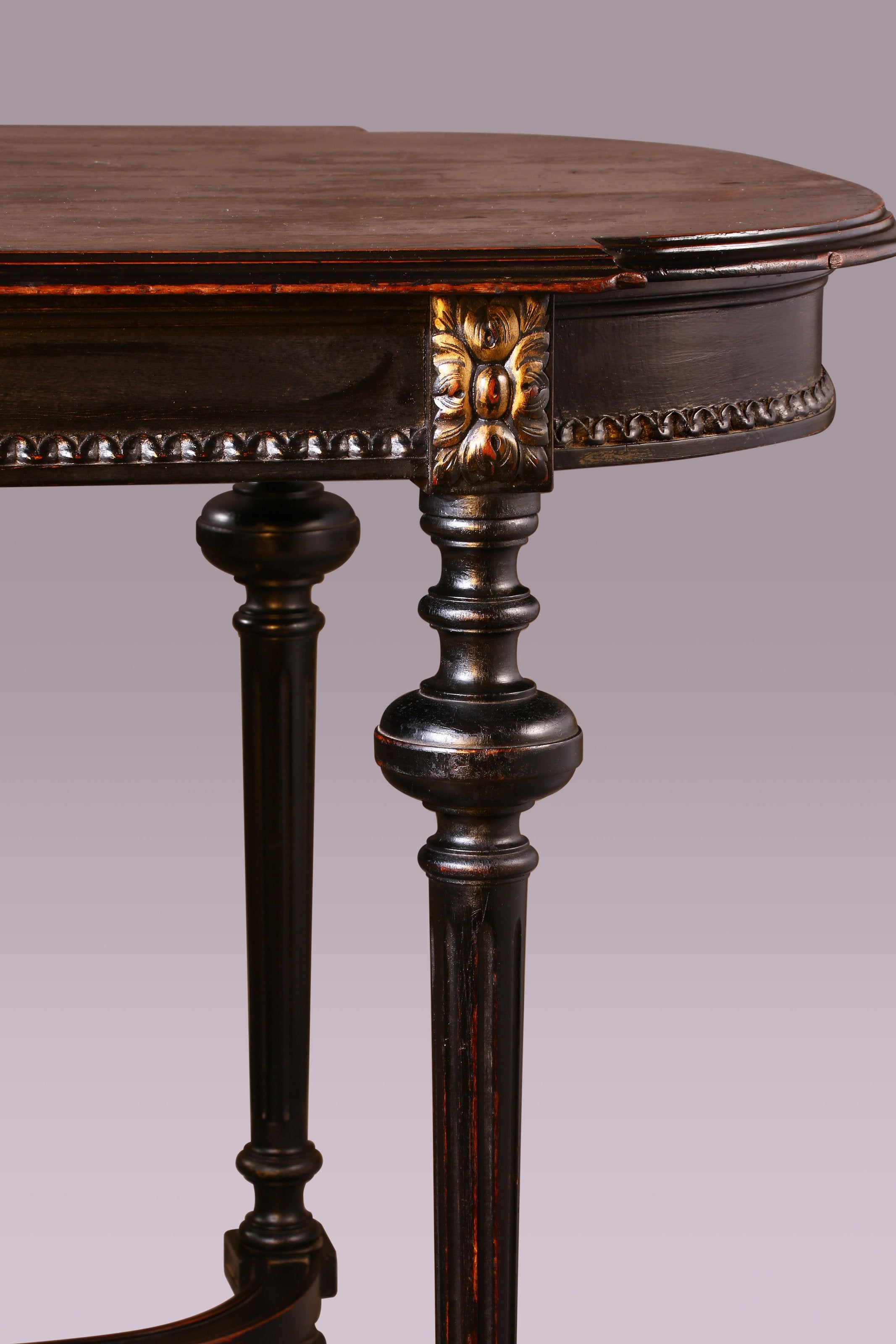 19th-century British four-legged tea table
