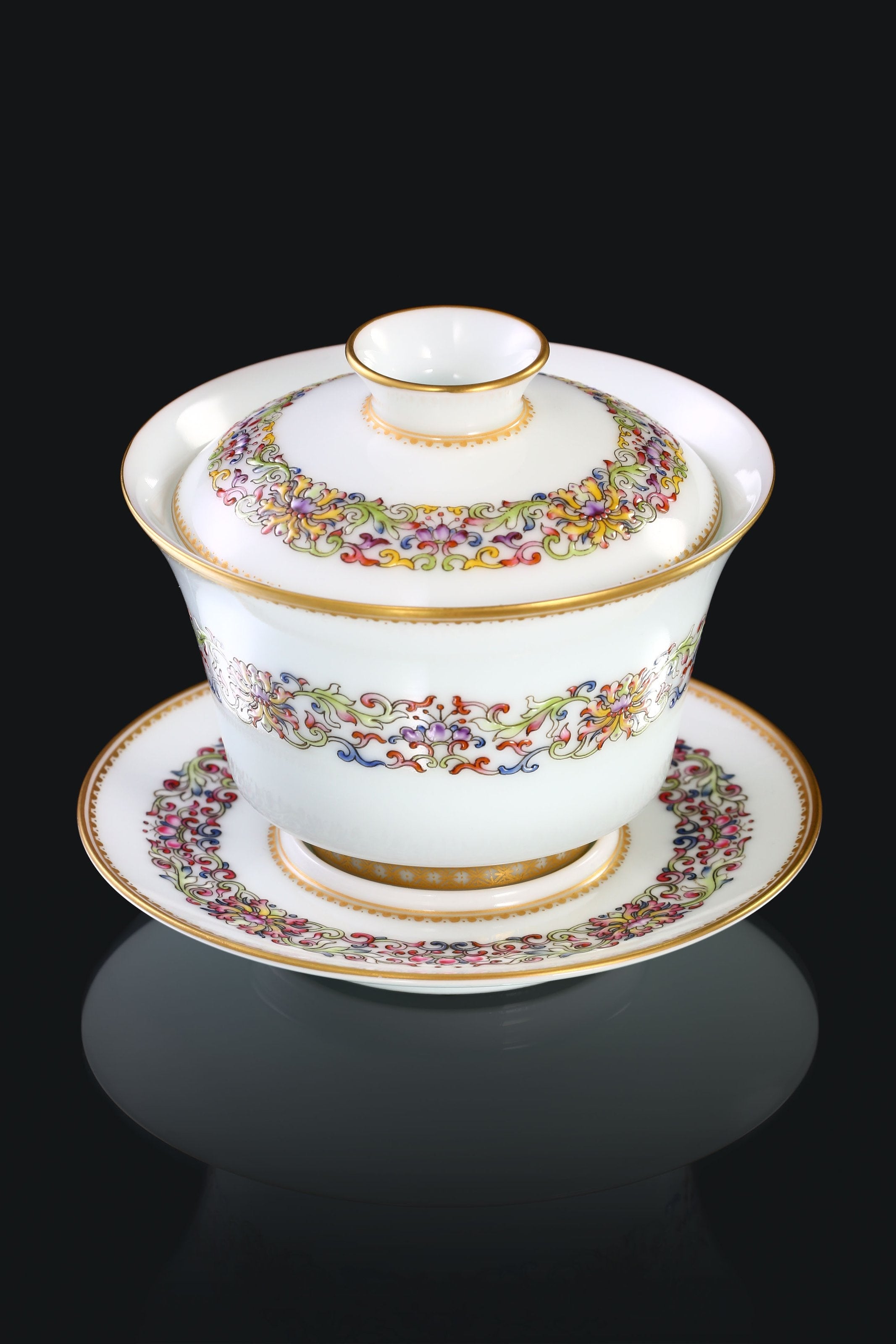 Gold-rimmed, sloping, auspicious-shaped, vine-patterned covered bowl/teacup