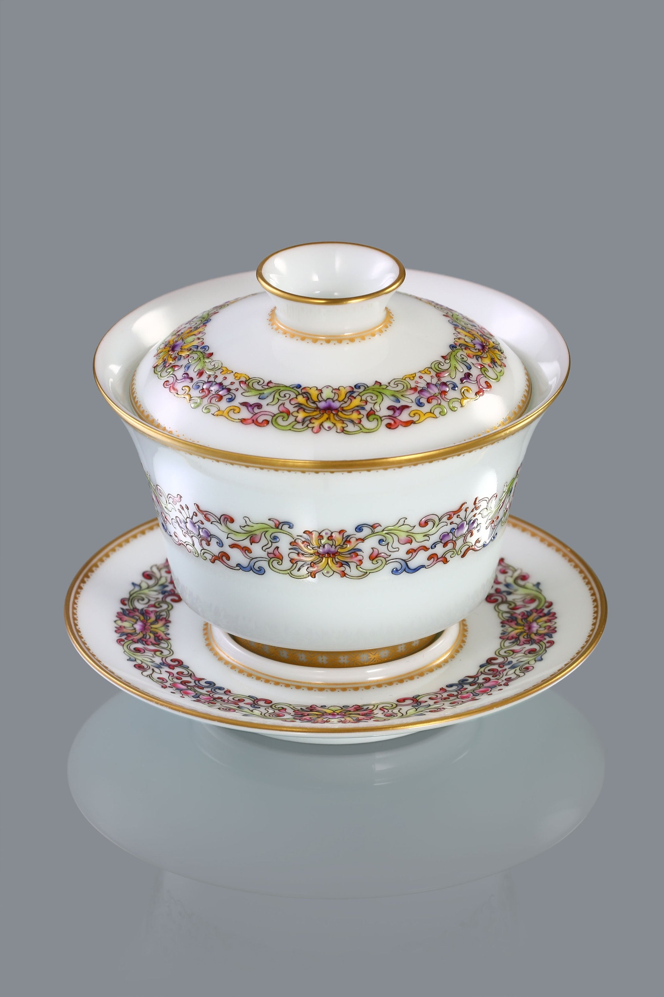 Gold-rimmed, sloping, auspicious-shaped, vine-patterned covered bowl/teacup
