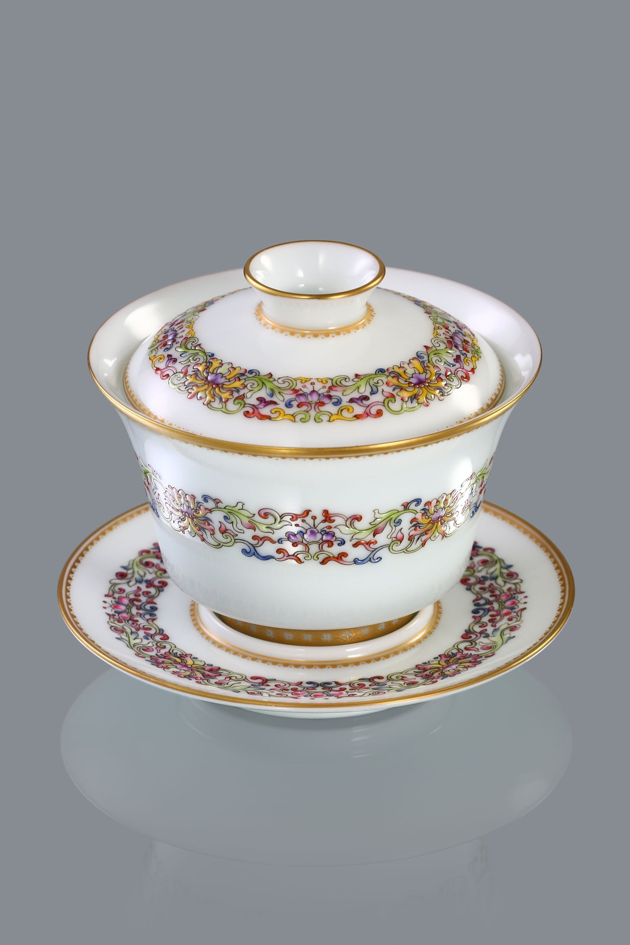 Gold-rimmed, sloping, auspicious-shaped, vine-patterned covered bowl/teacup
