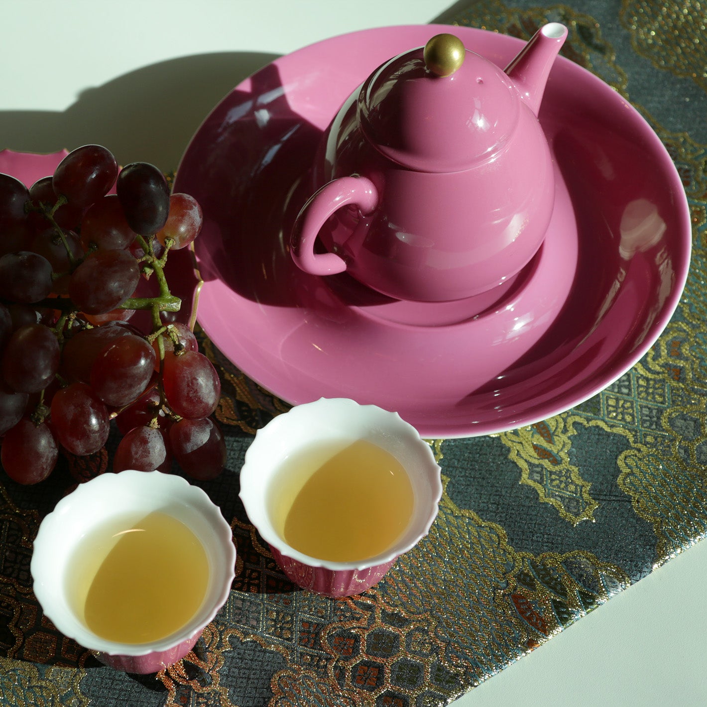 Gold-knobbed rouge pear-shaped pot