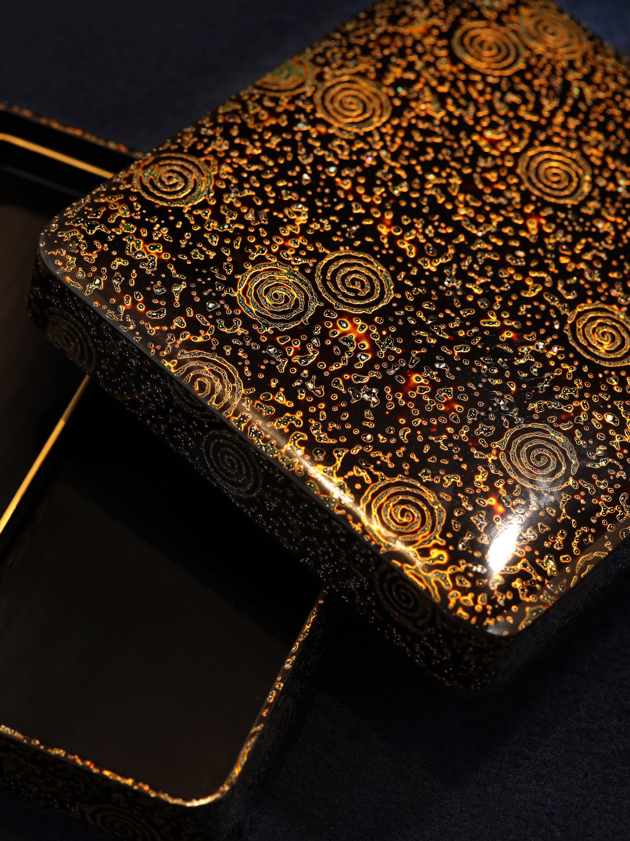 Japanese Tsugaru lacquer (pineapple lacquer) tea box