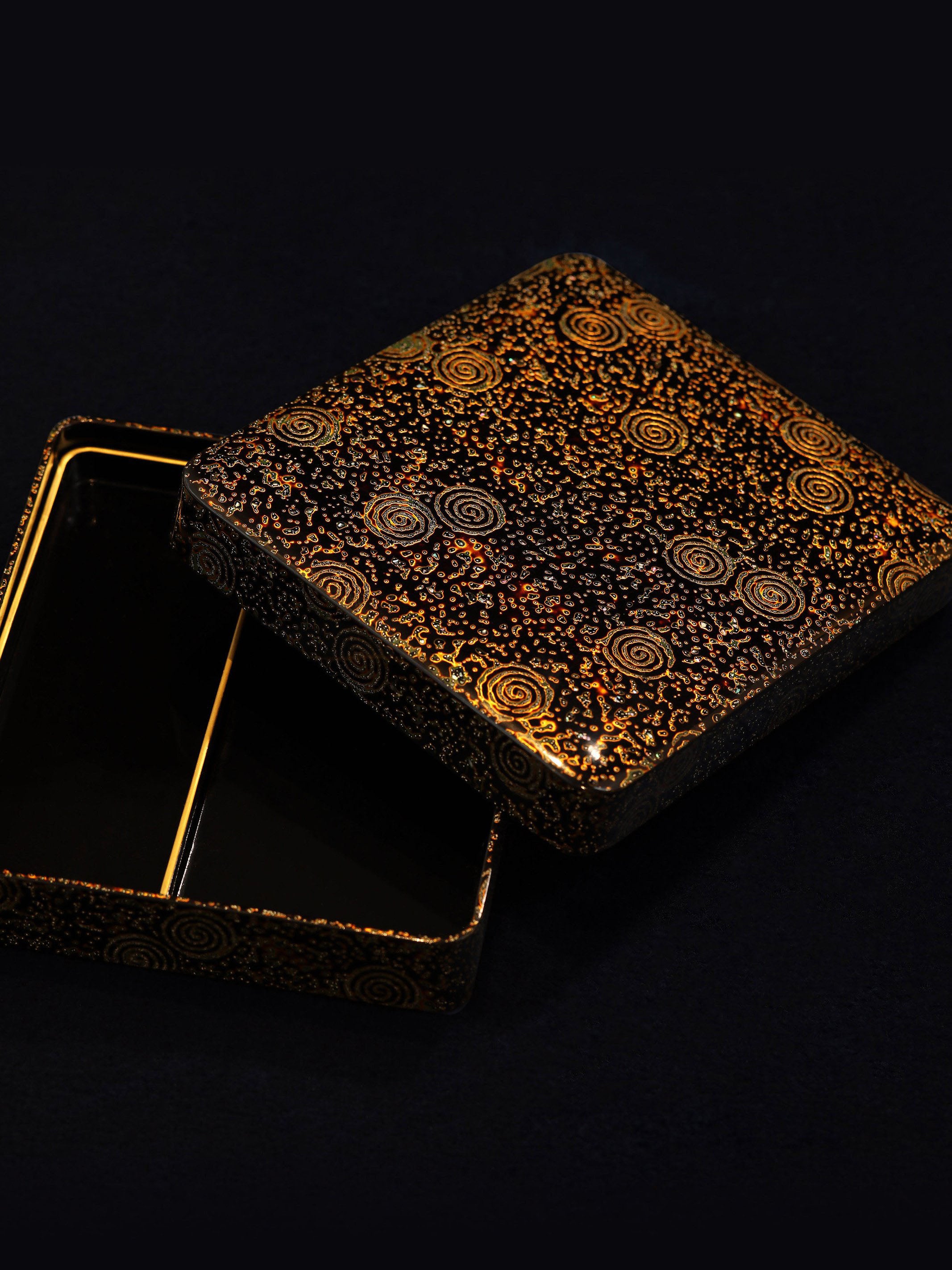 Japanese Tsugaru lacquer (pineapple lacquer) tea box