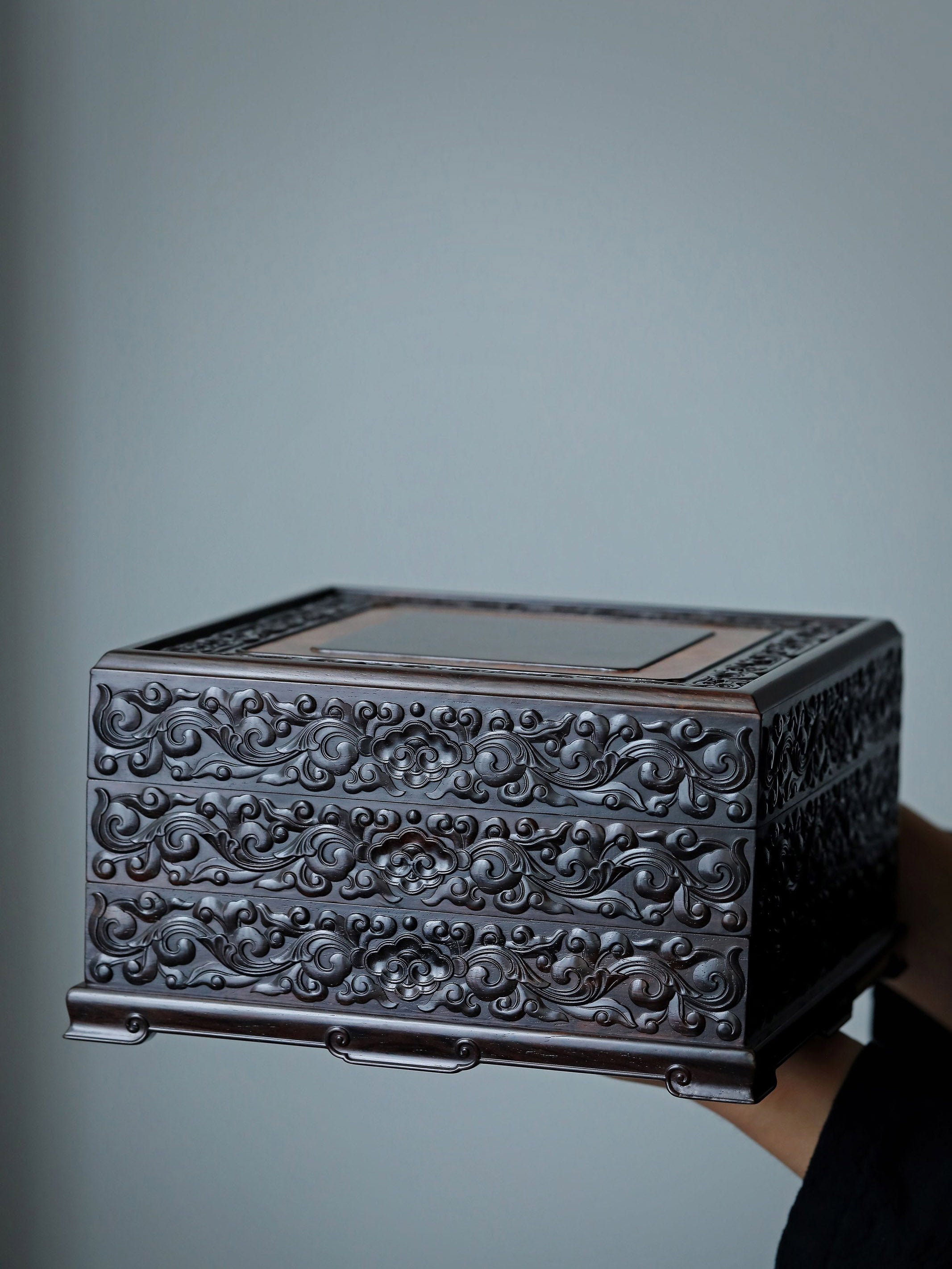 Purple sandalwood tea box with auspicious cloud and scroll patterns, three-tiered lid and four corners.