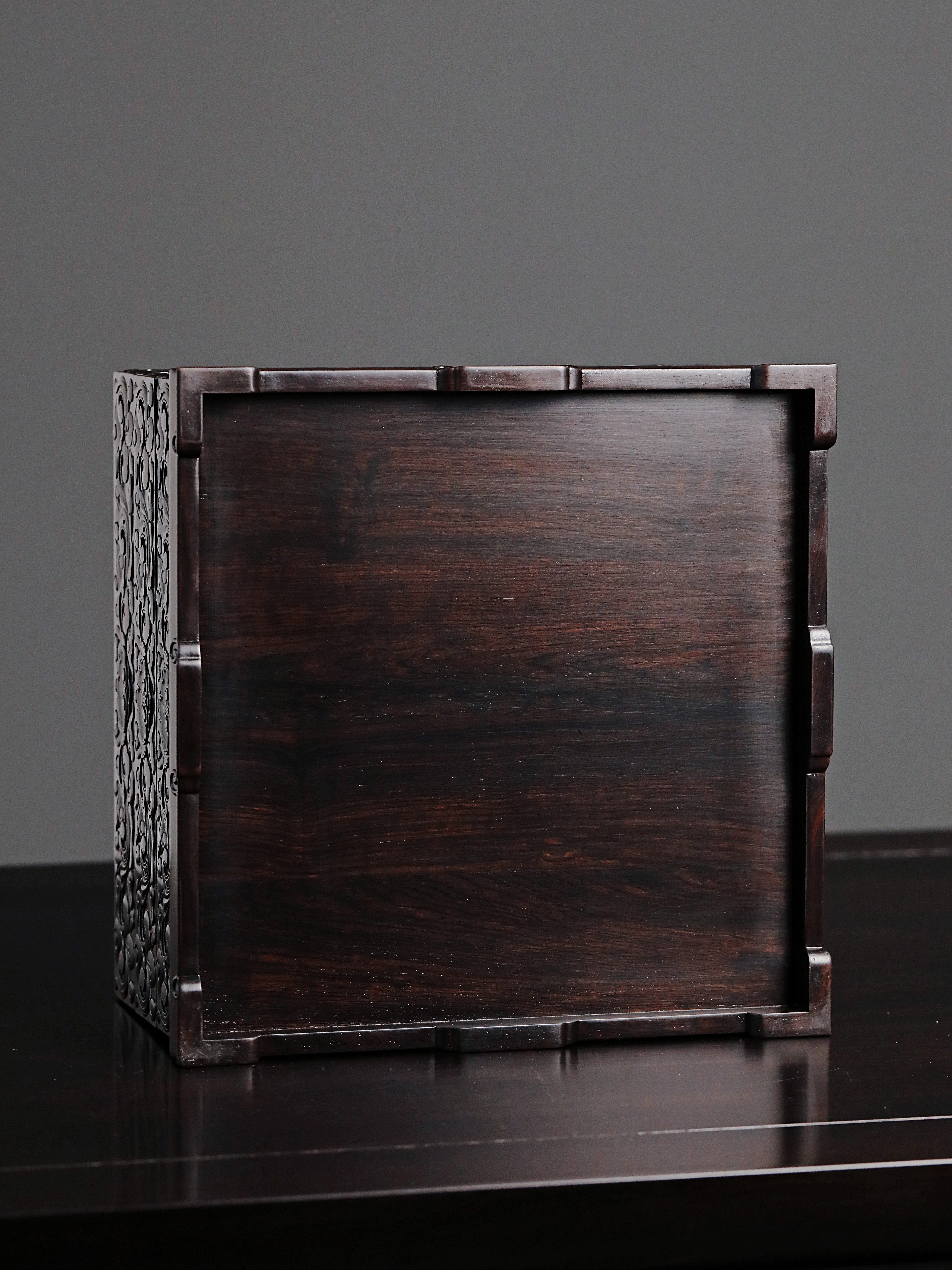Purple sandalwood tea box with auspicious cloud and scroll patterns, three-tiered lid and four corners.