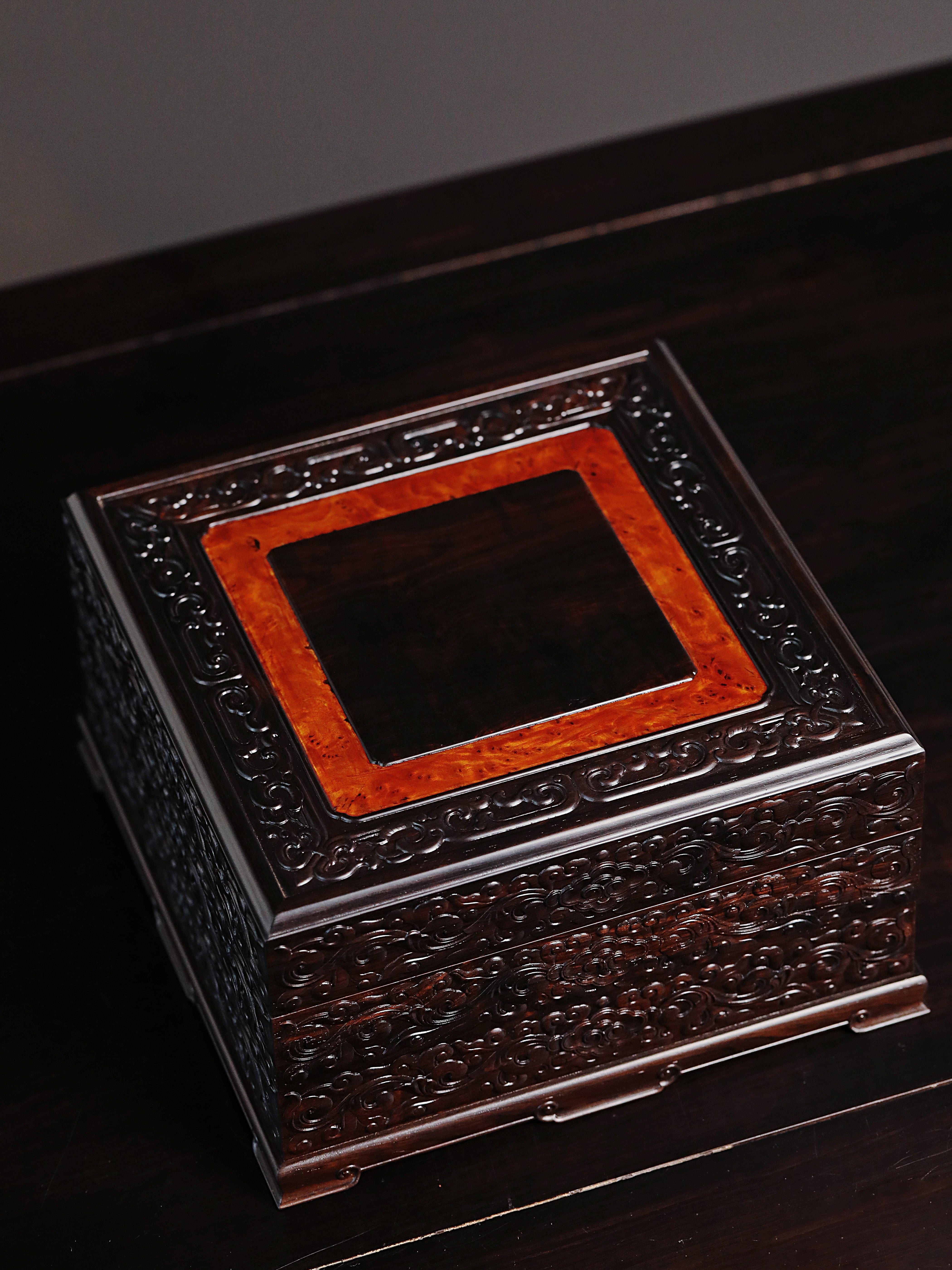 Purple sandalwood tea box with auspicious cloud and scroll patterns, three-tiered lid and four corners.