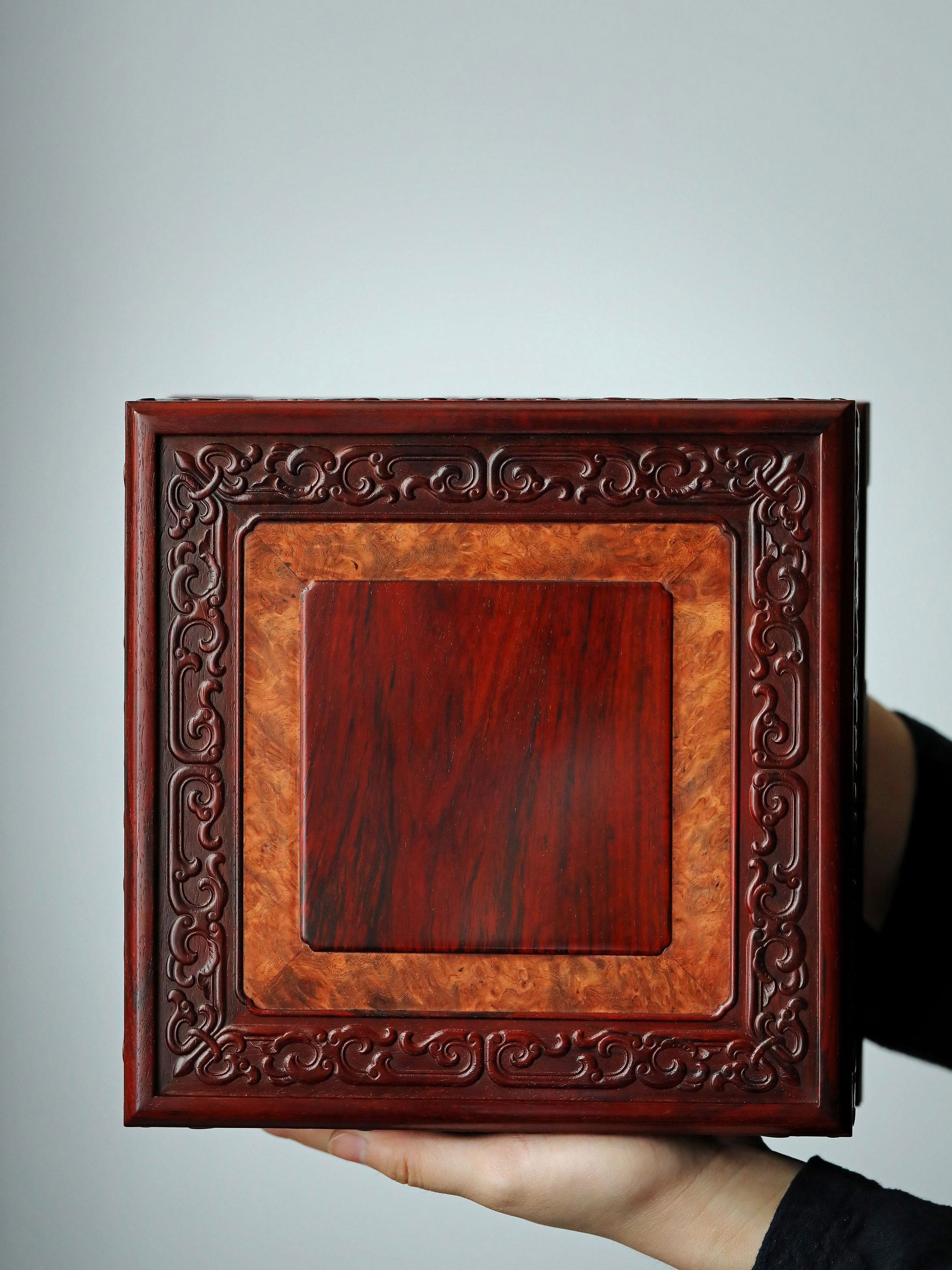 Small-leaf sandalwood tea box with auspicious cloud and scroll patterns, three-tiered lid and four corners.