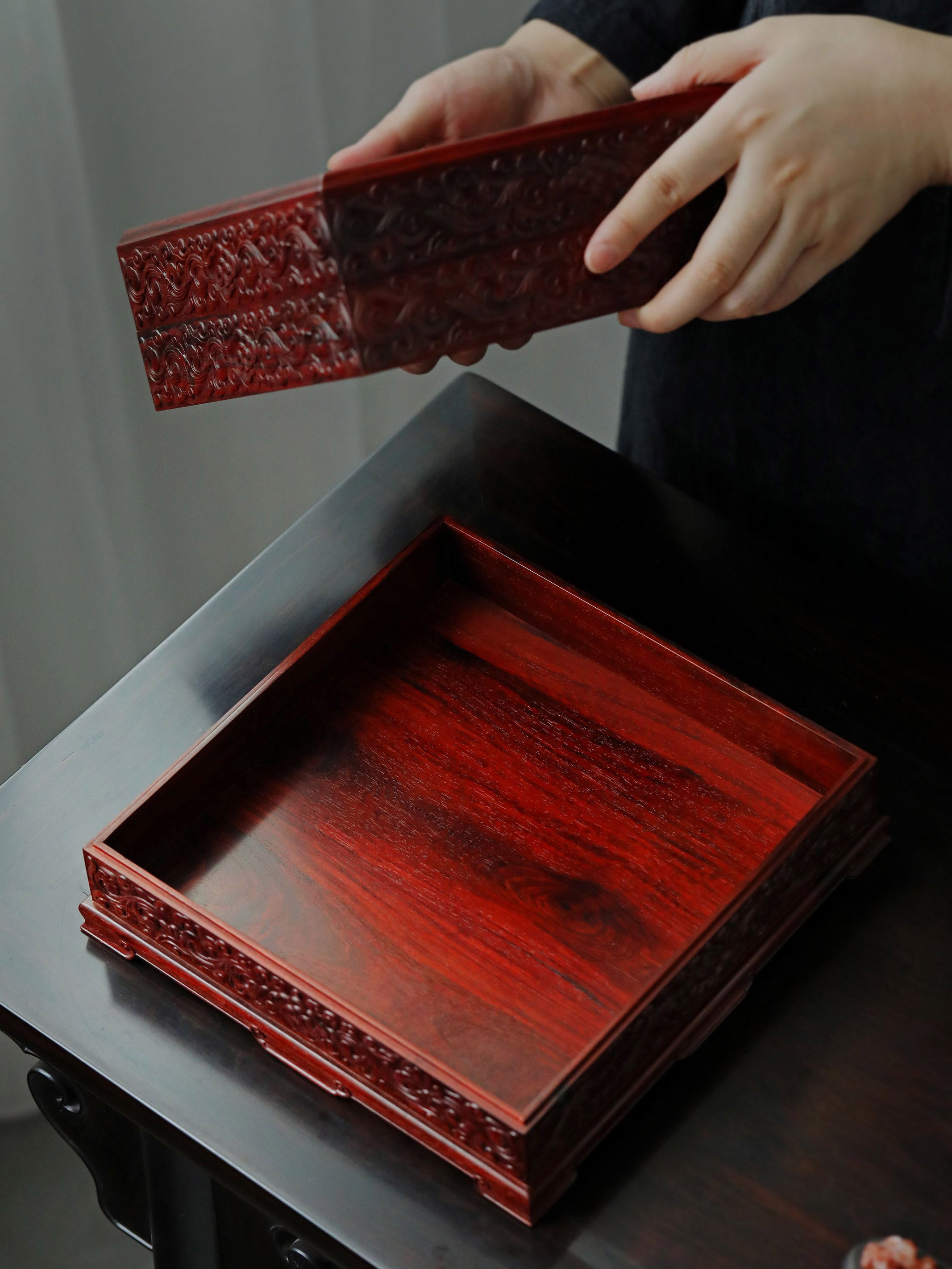 Small-leaf sandalwood tea box with auspicious cloud and scroll patterns, three-tiered lid and four corners.