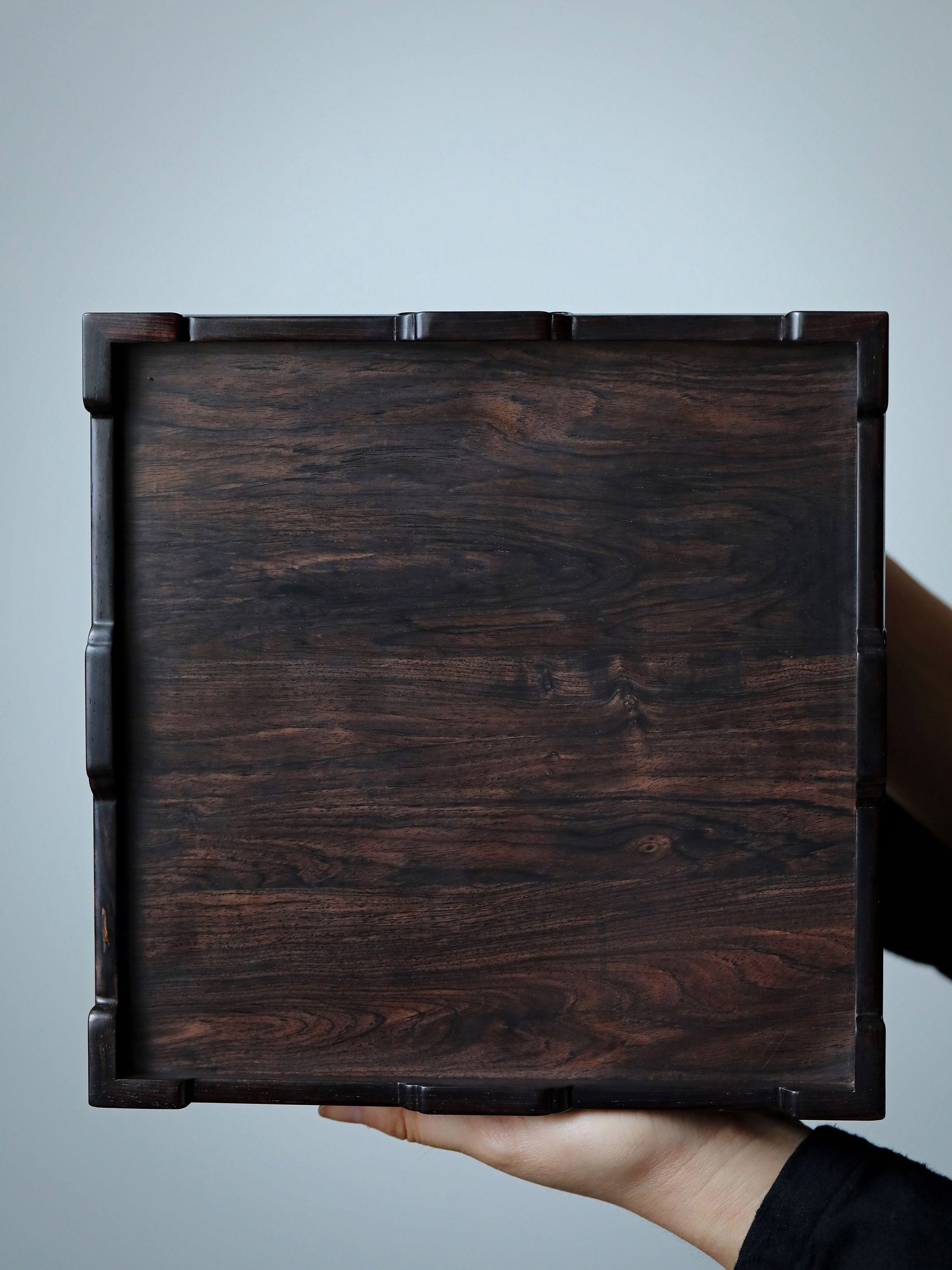 Purple sandalwood tea box with auspicious cloud and scroll patterns, three-tiered lid and four corners.