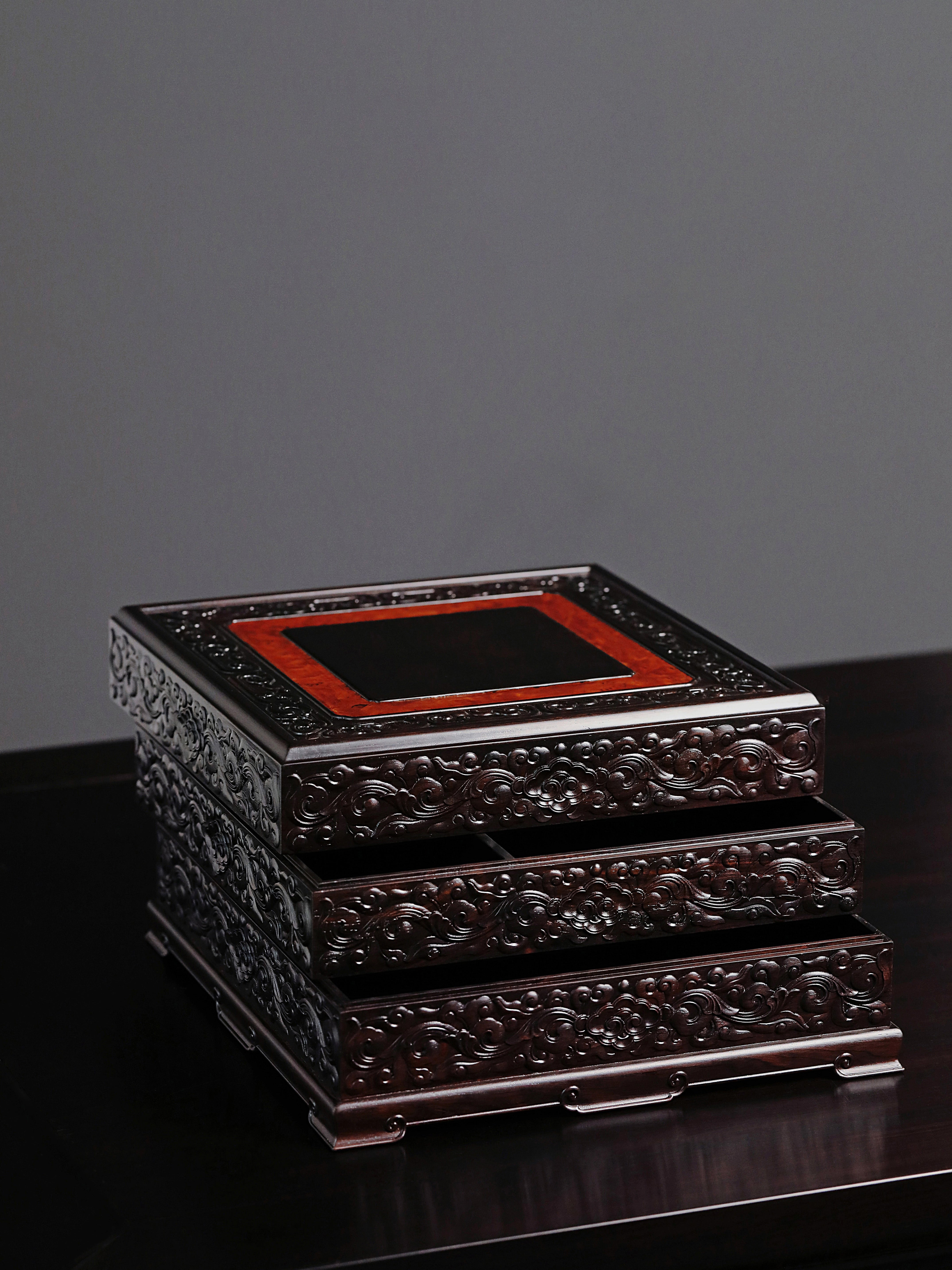 Purple sandalwood tea box with auspicious cloud and scroll patterns, three-tiered lid and four corners.