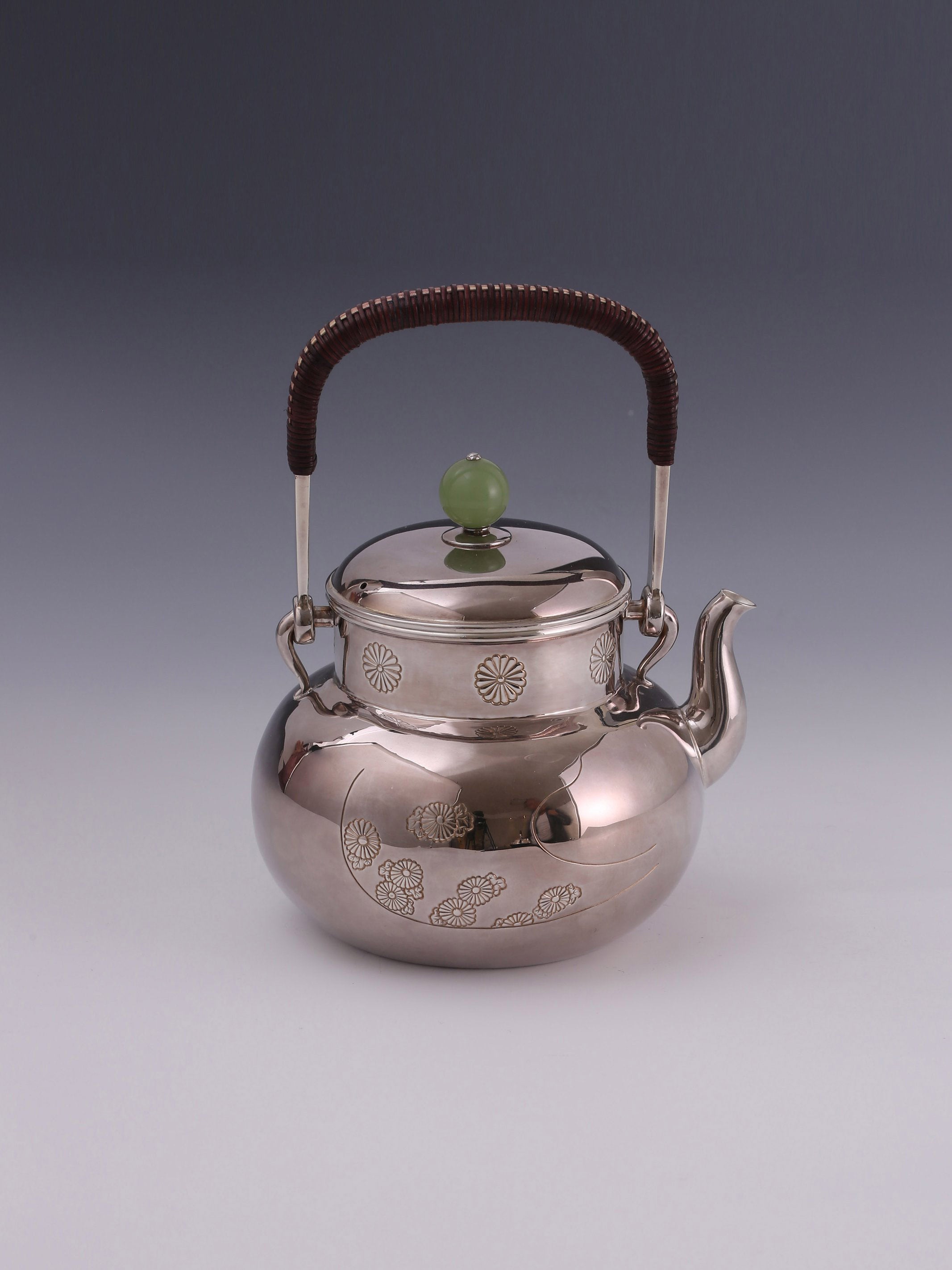 Chrysanthemum-patterned smooth silver teapot