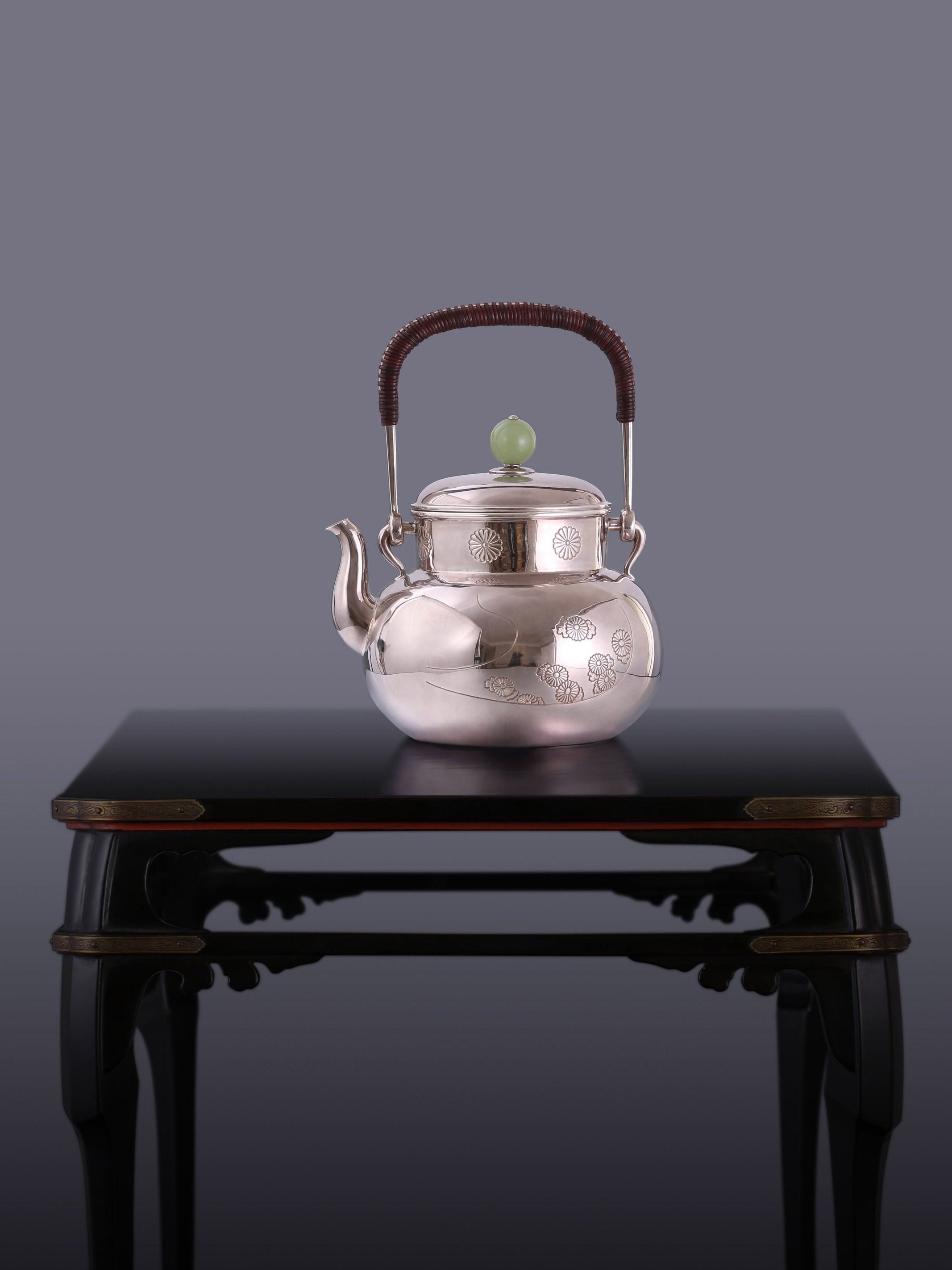 Chrysanthemum-patterned smooth silver teapot