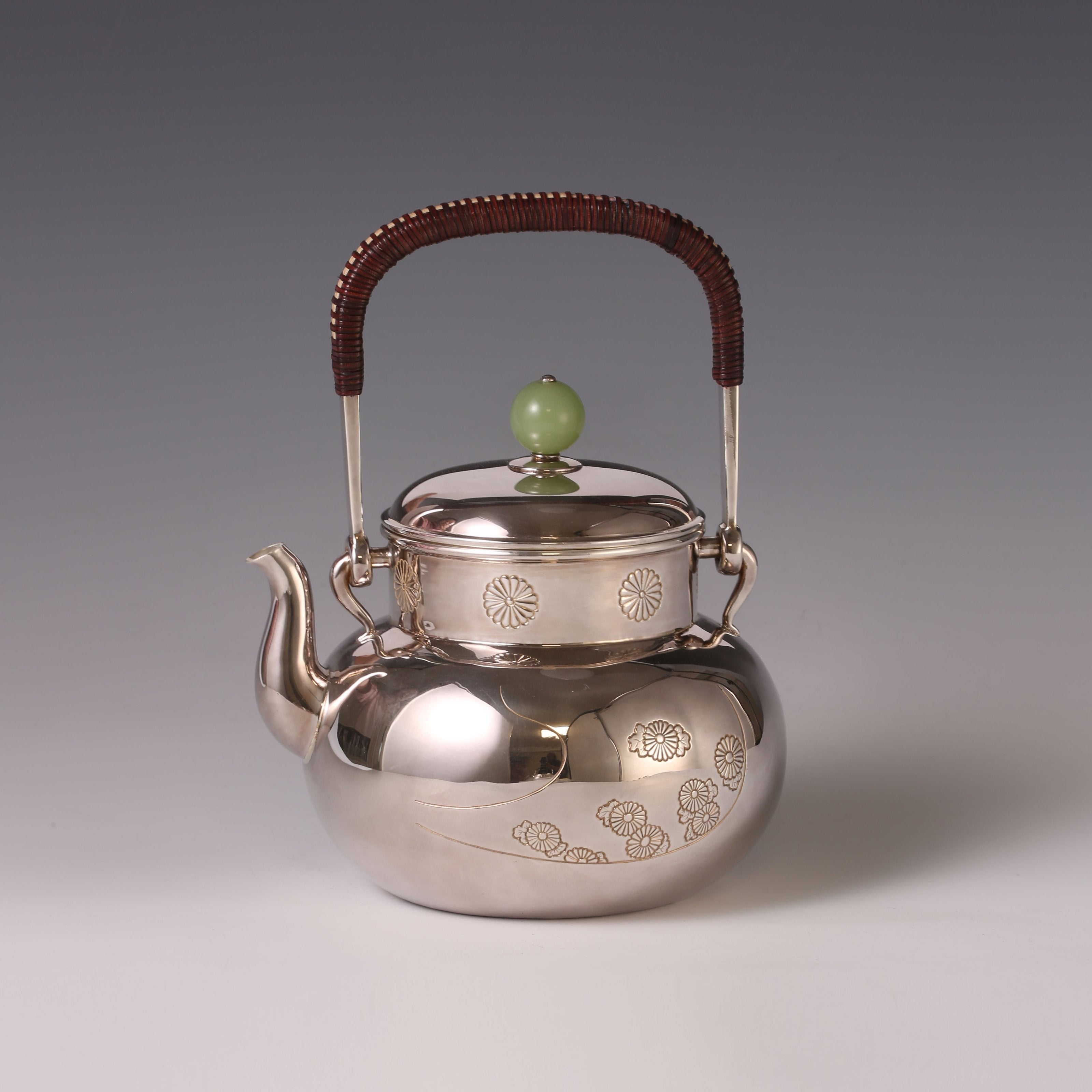Chrysanthemum-patterned smooth silver teapot