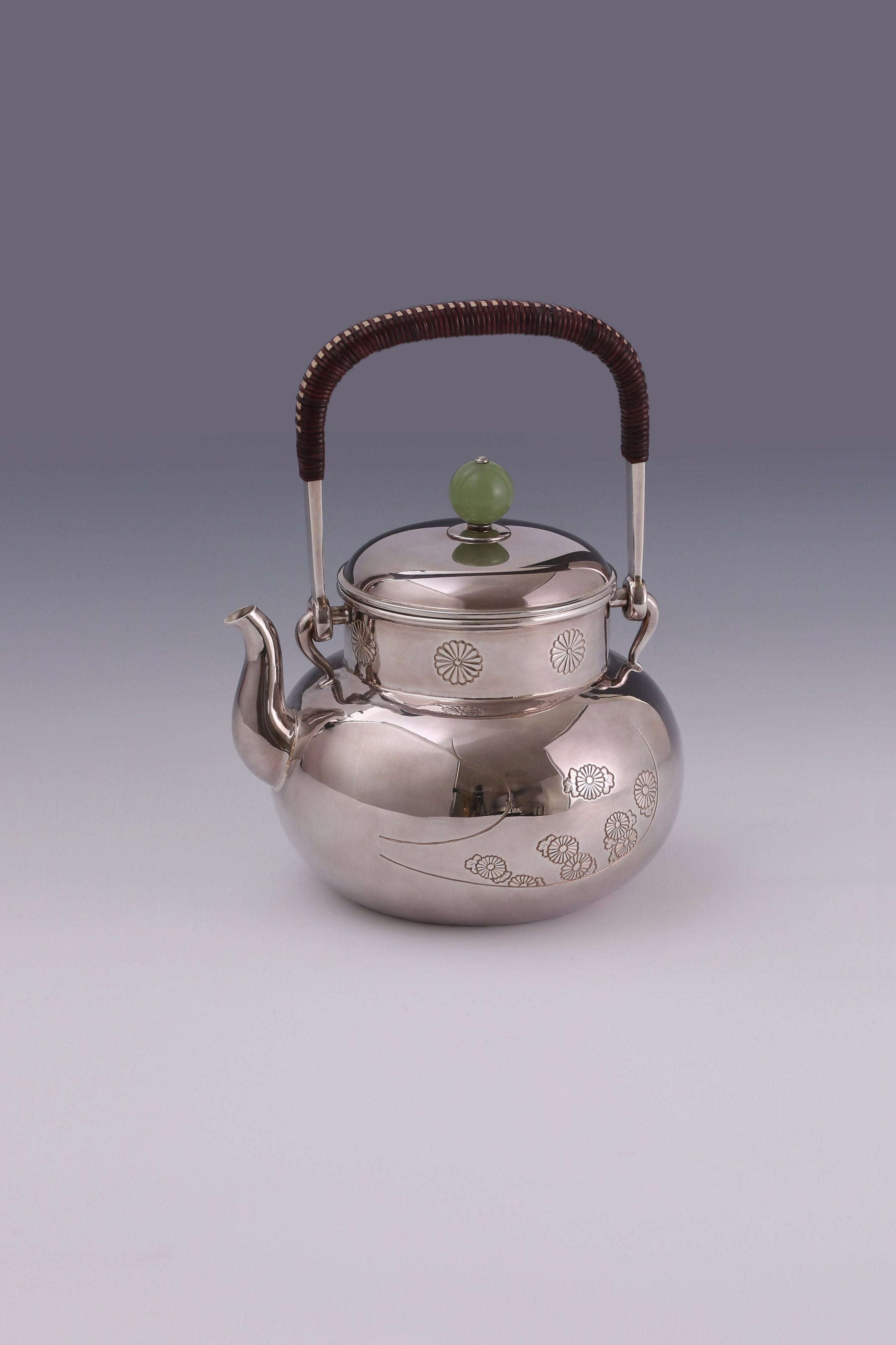 Chrysanthemum-patterned smooth silver teapot