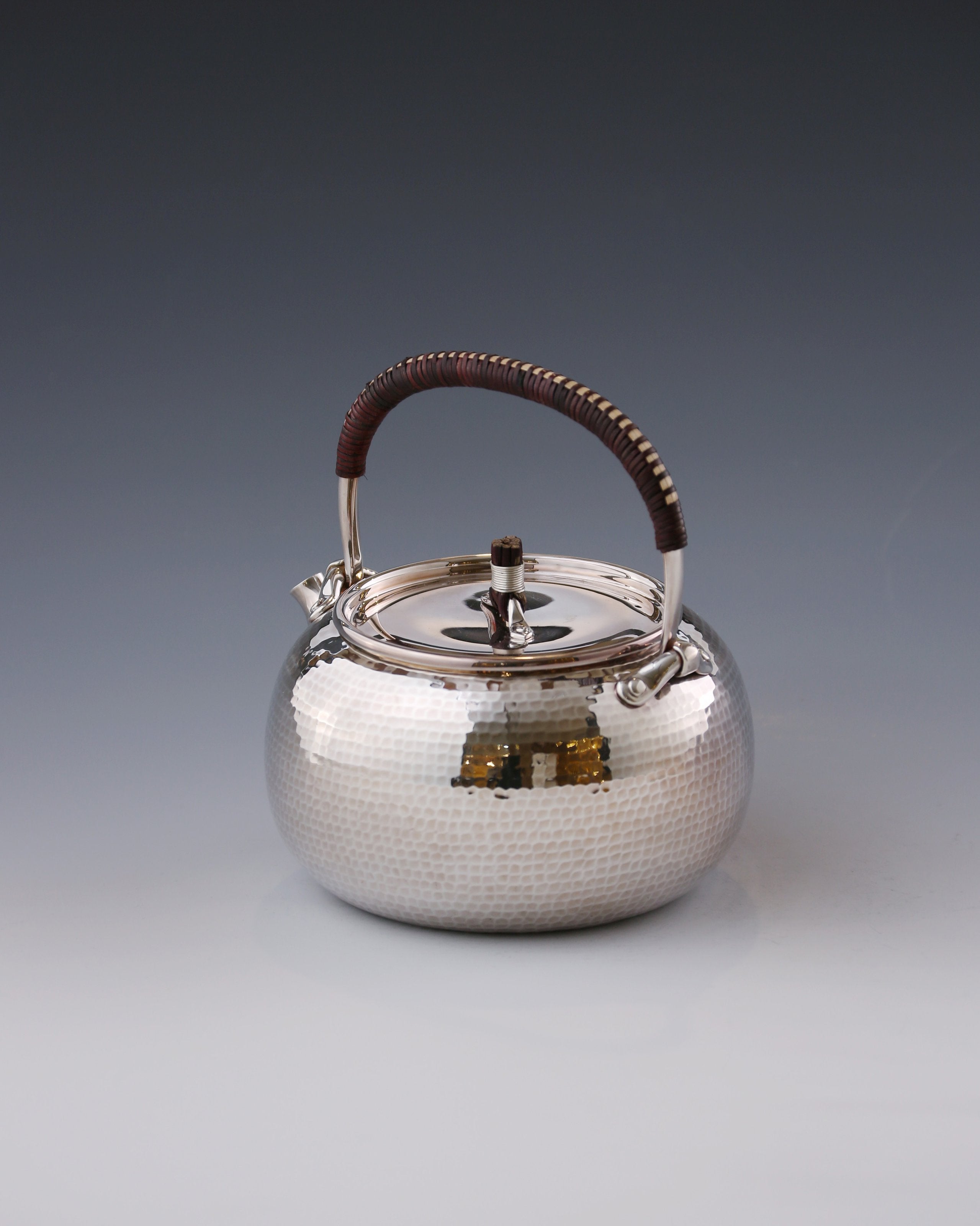 A pure silver ewer with hammered patterns.