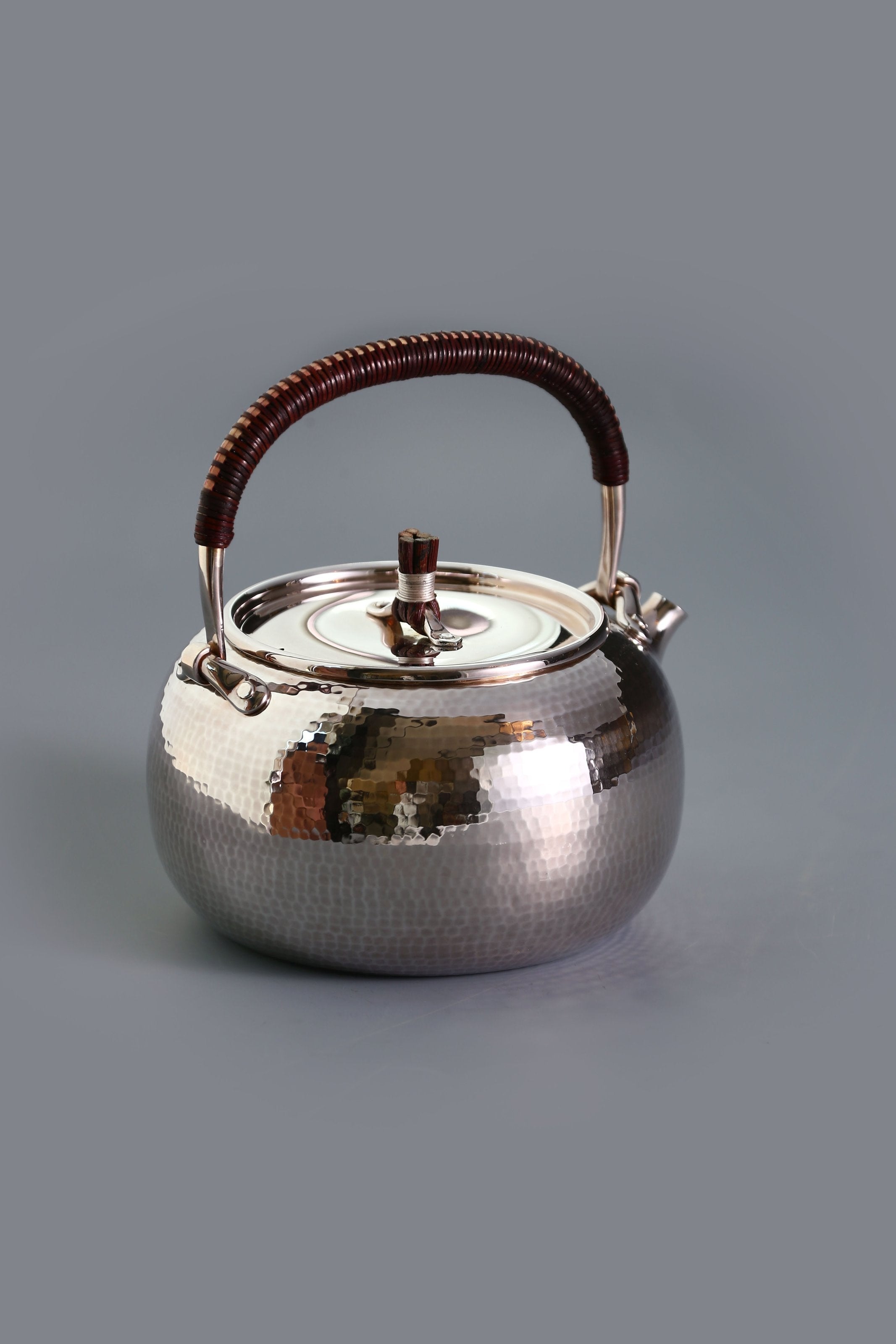 A pure silver ewer with hammered patterns.