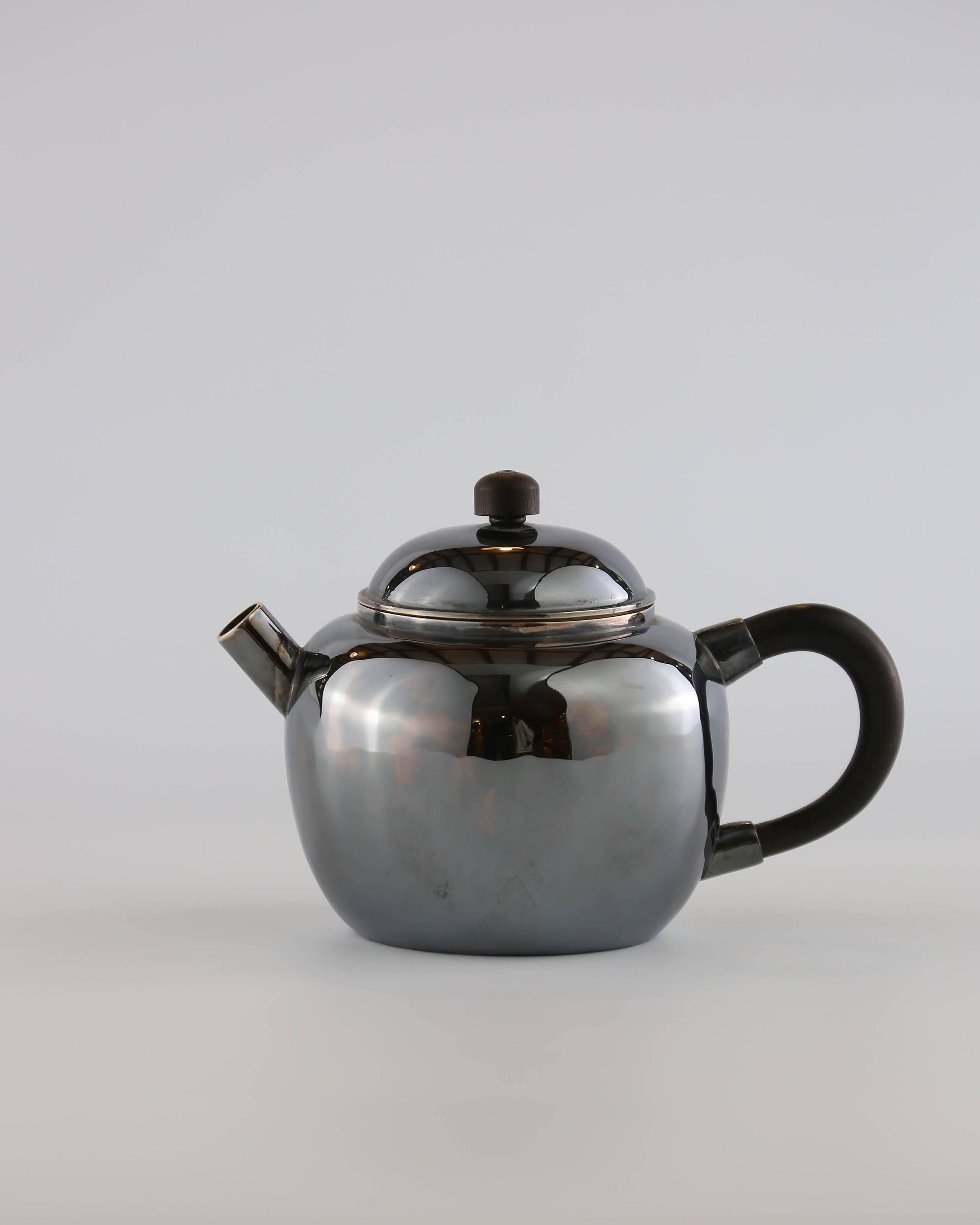 Small teapot with spout