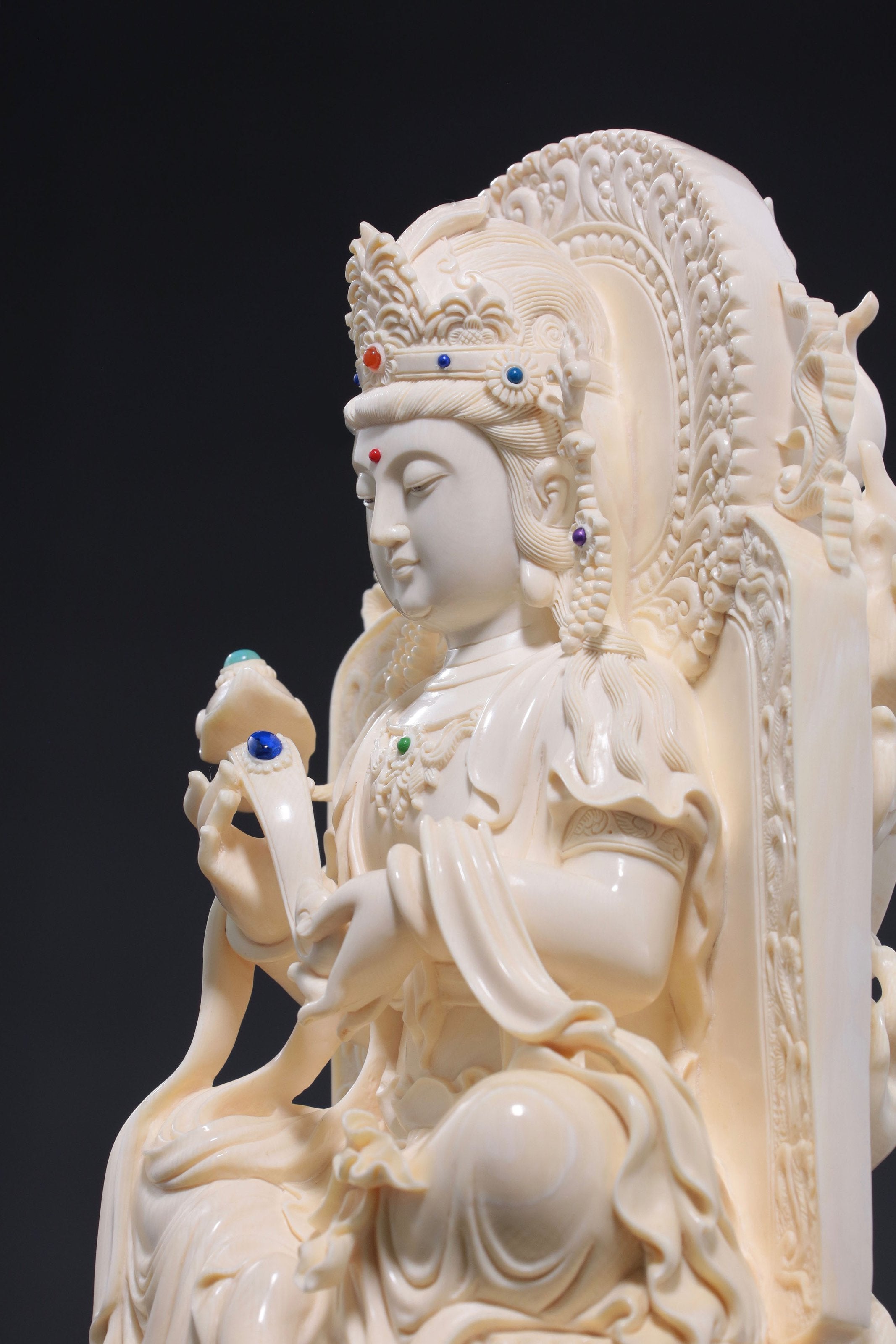 Ruyi Guanyin (seated)