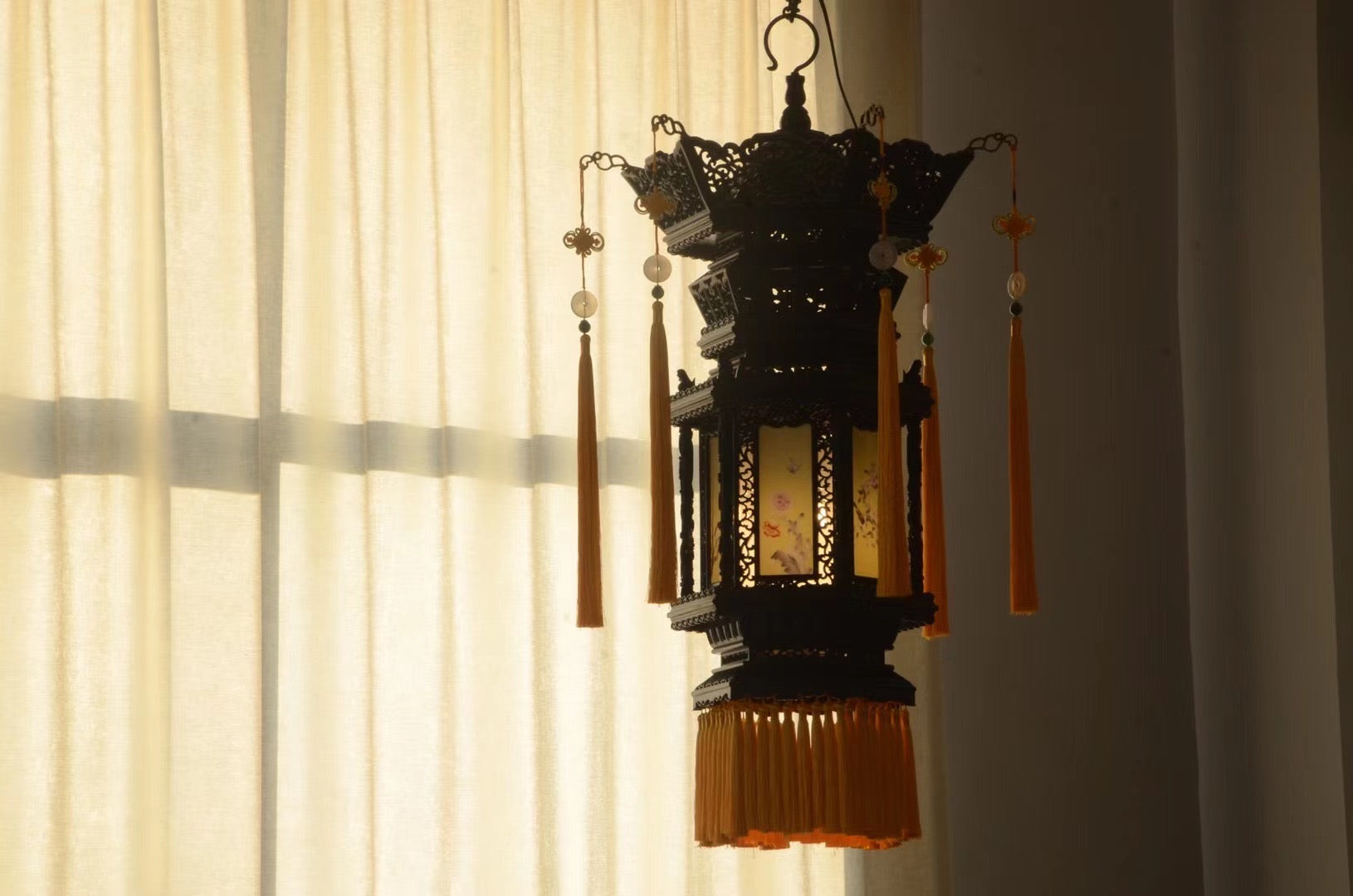 Small-leaf sandalwood hexagonal palace lantern