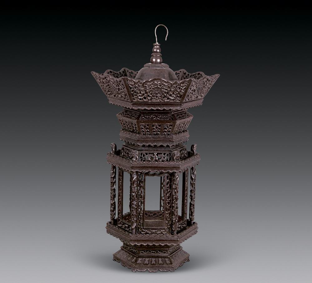 Small-leaf sandalwood hexagonal palace lantern