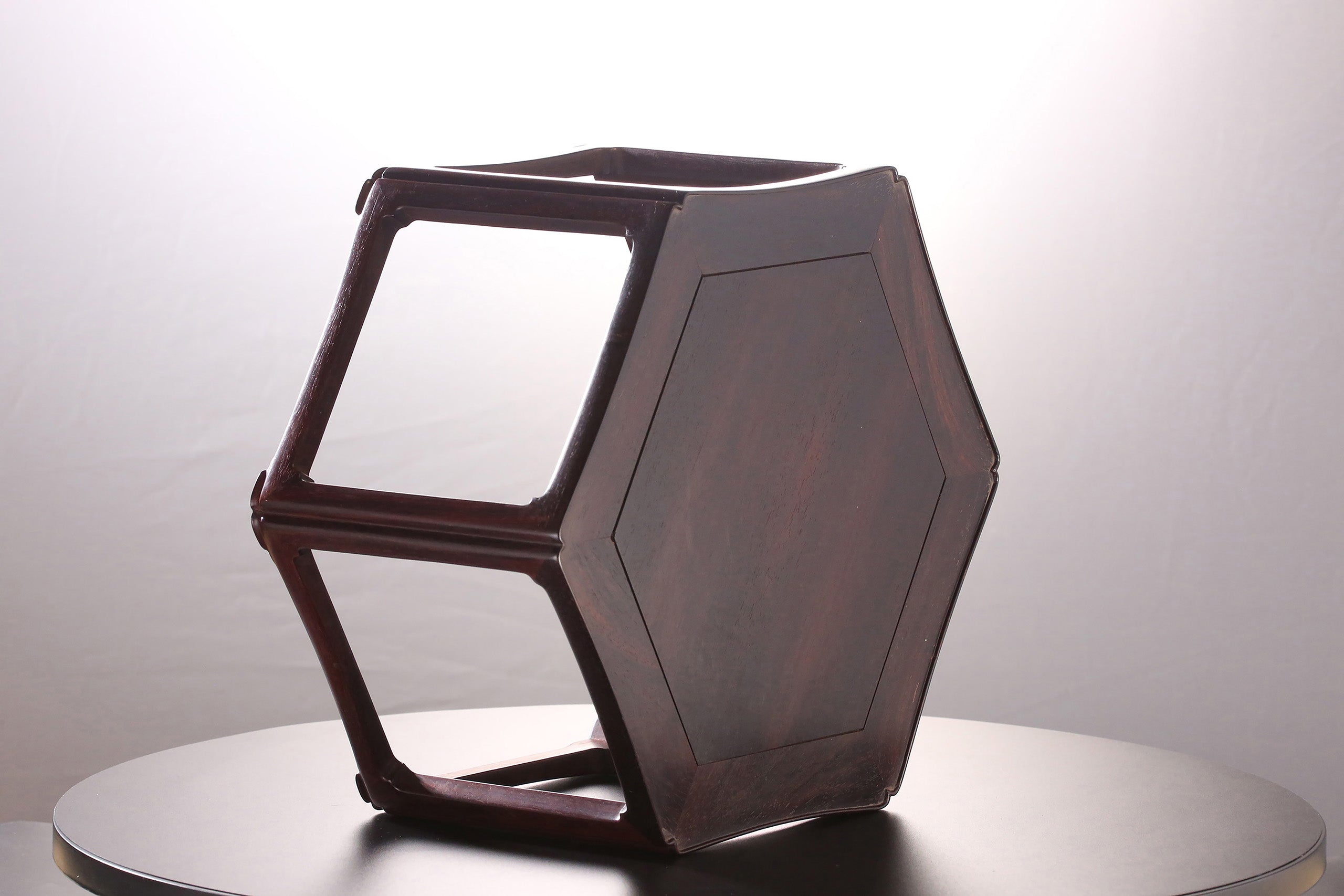 Small-leaf sandalwood hexagonal scholar's stand