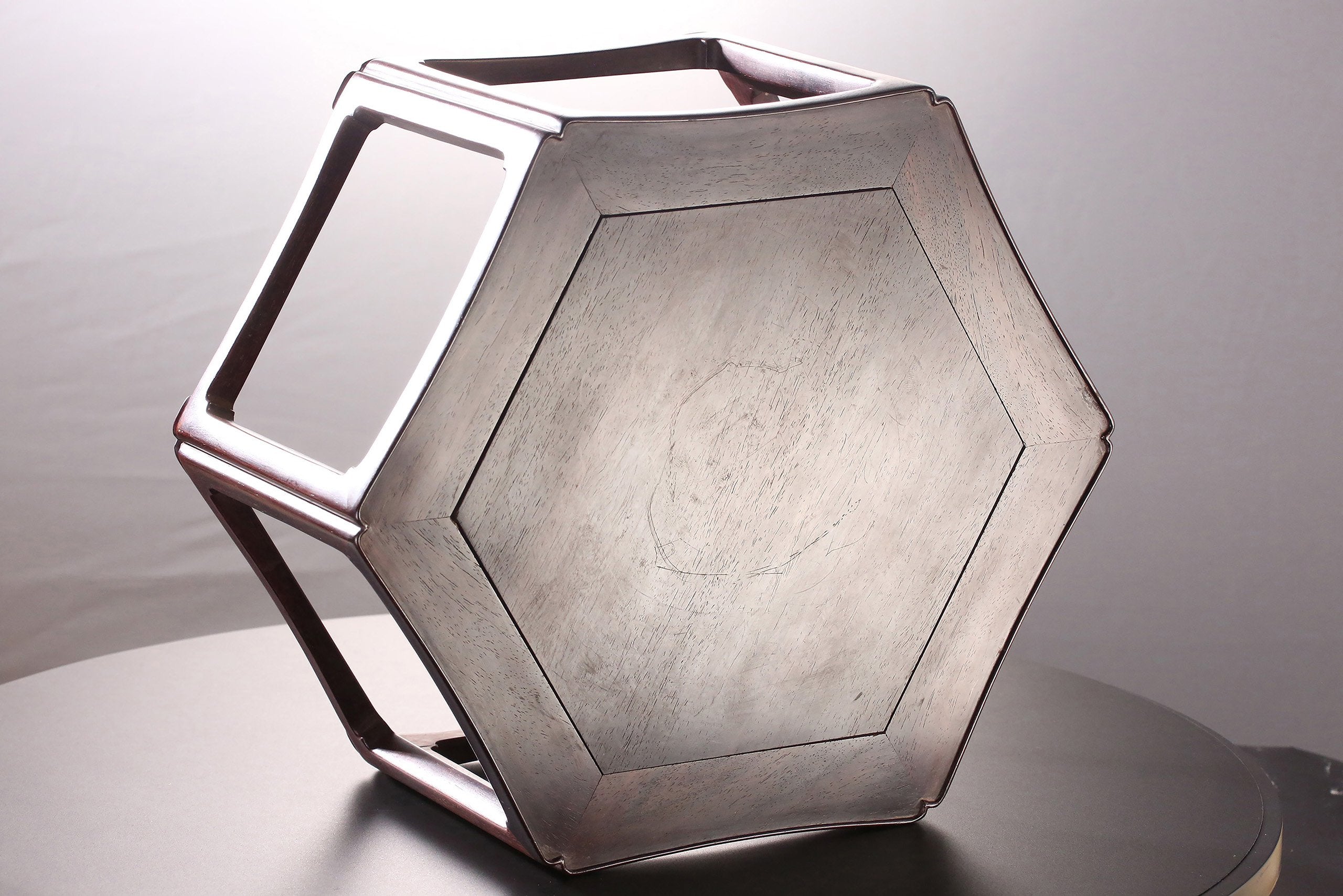 Small-leaf sandalwood hexagonal scholar's stand